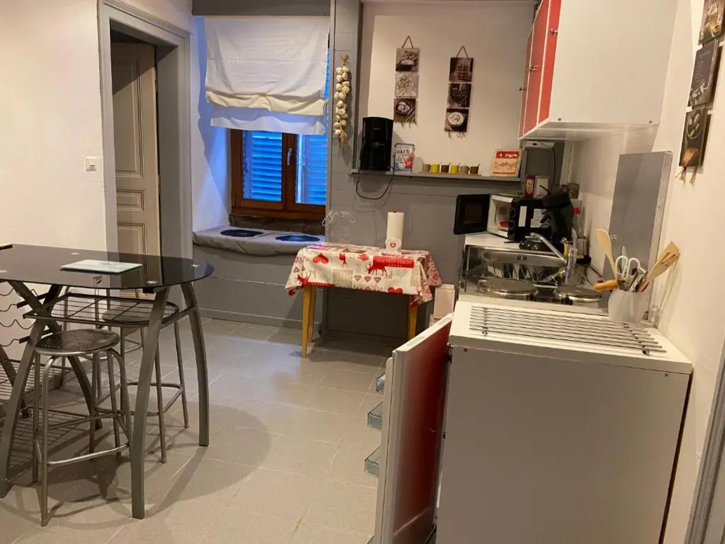 Les Volets Bleus (Adults Only)