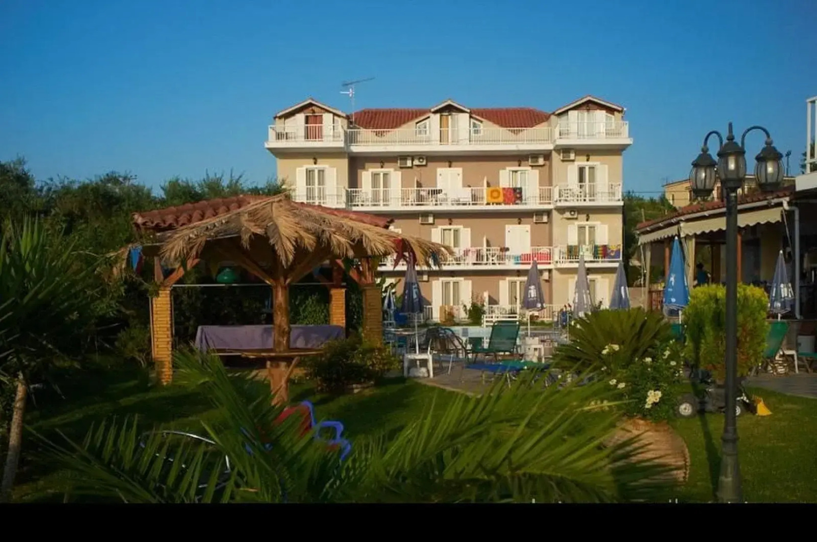 Amoudi Studios Apartments Hotel