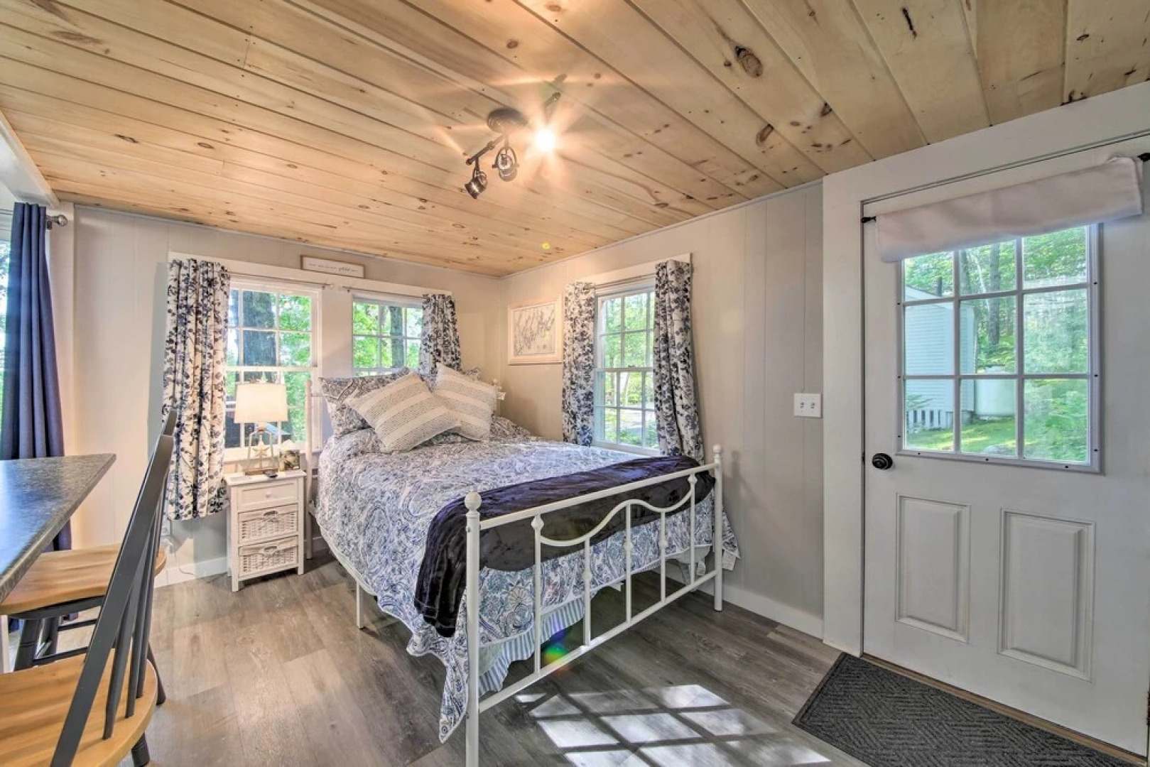 Lush Edgecomb Studio Cottage w/ Fire Table!