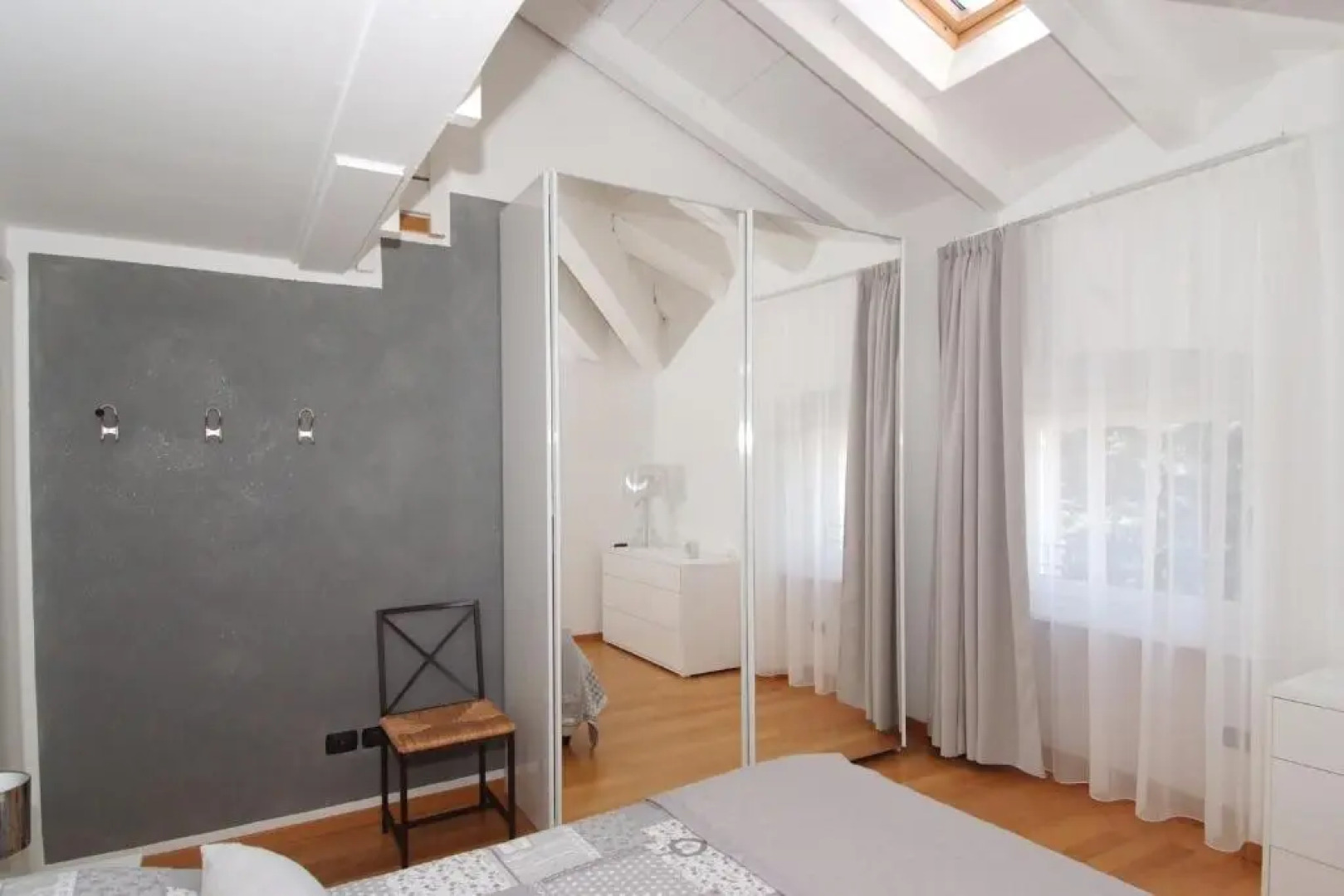 White Residence Apartment