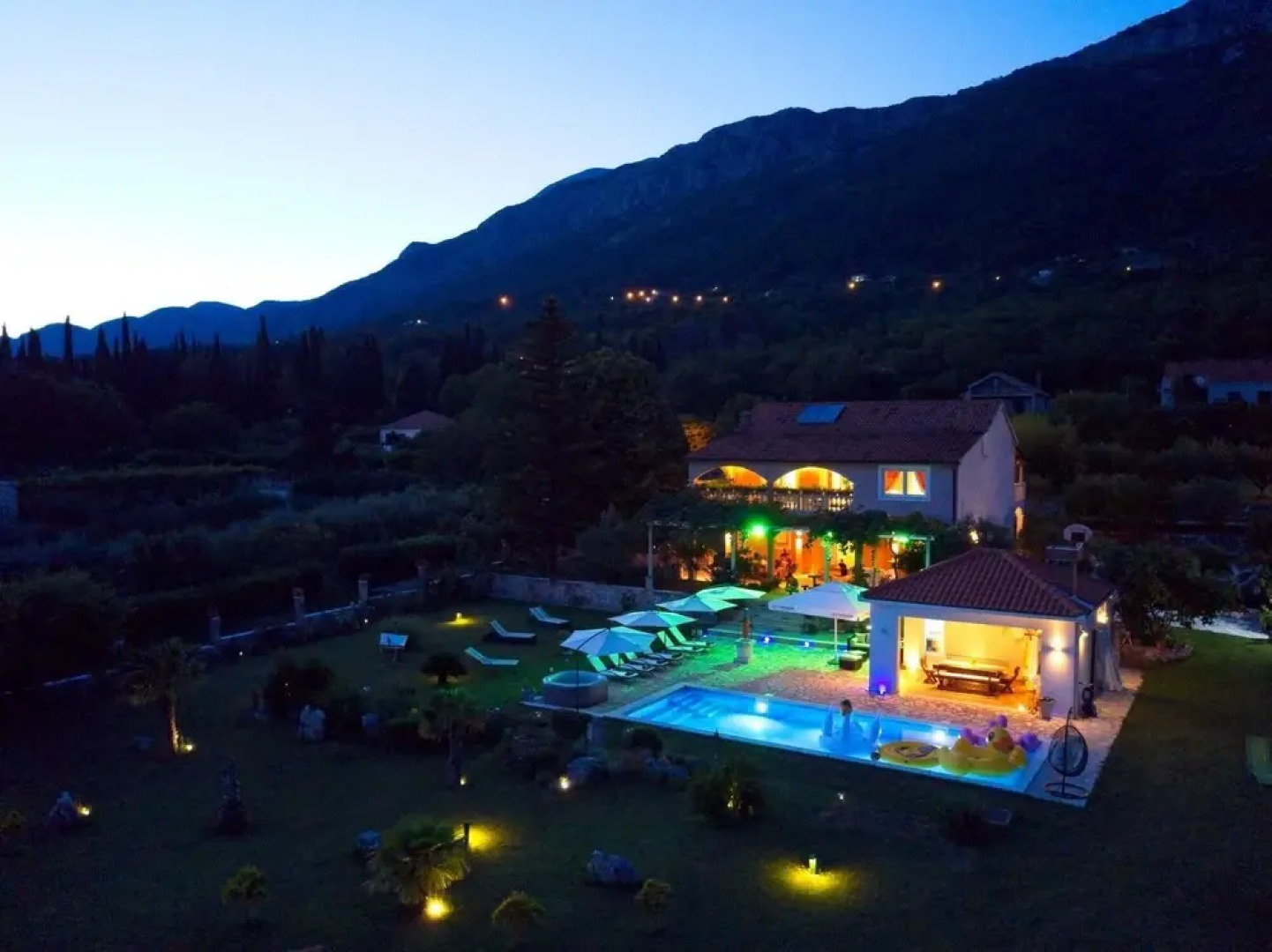 Villa Thousand Roses - Four-bedroom Villa With Terrace and Swimming Pool ID Direct Booker 7164