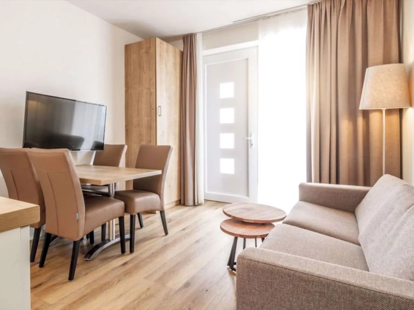 Lakeside Village 38458