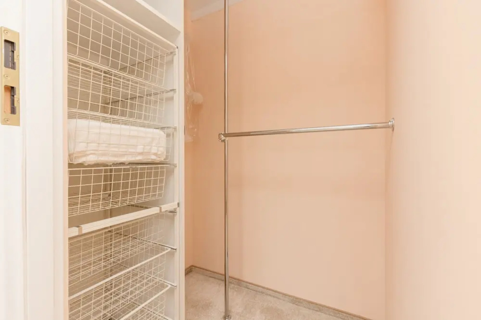 Spacious Apartment Pruszkow by Renters