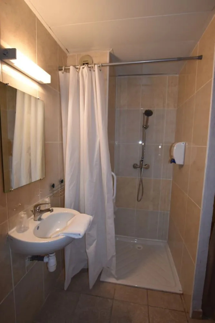 Hôtel Face West Le Pontet