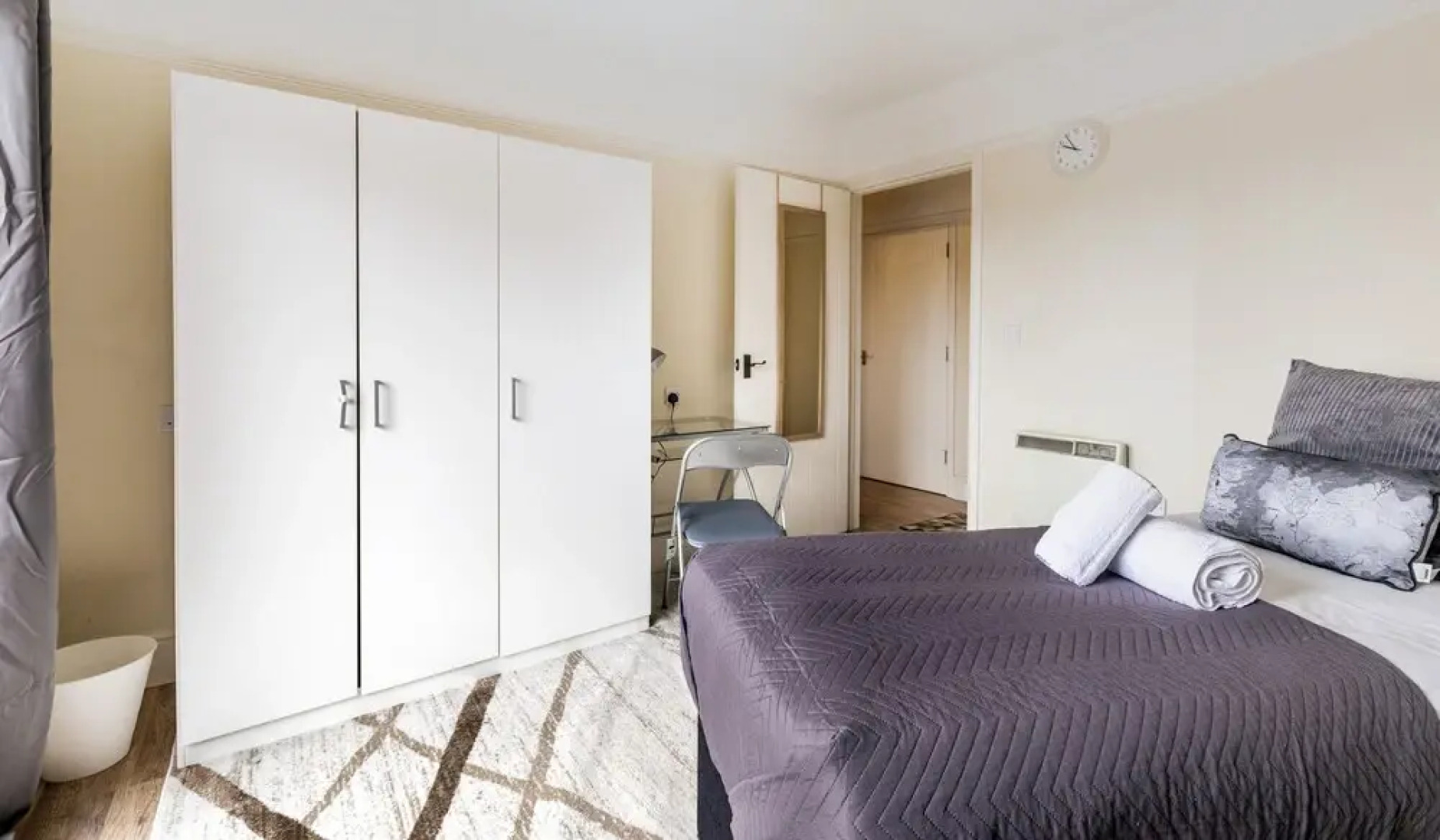 2 Bed Apartment Sleeps 5 - Free Parking, Balcony