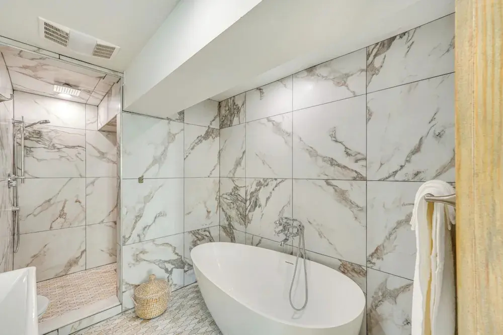 Walk to Waterfront: Chic Hudson Valley Garden Apt