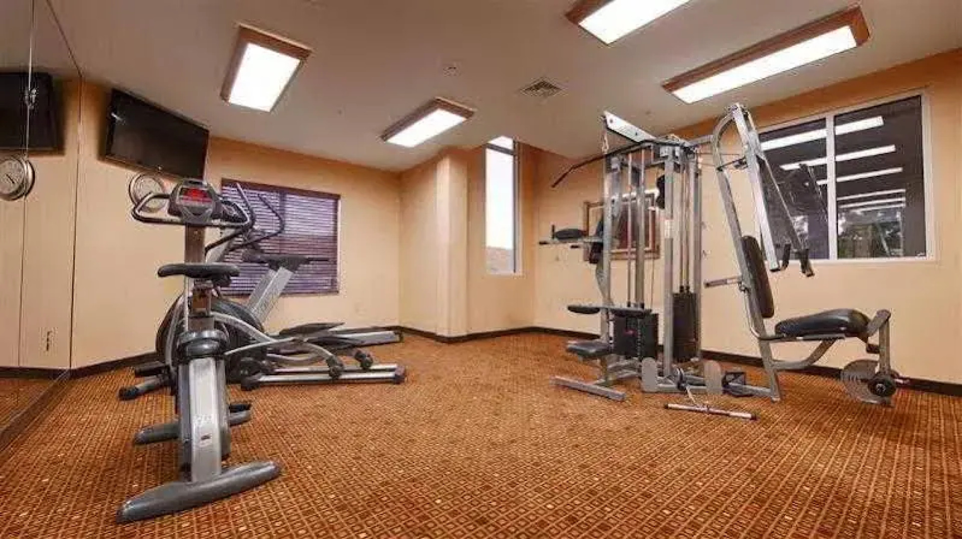 Paradise Inn & Suites