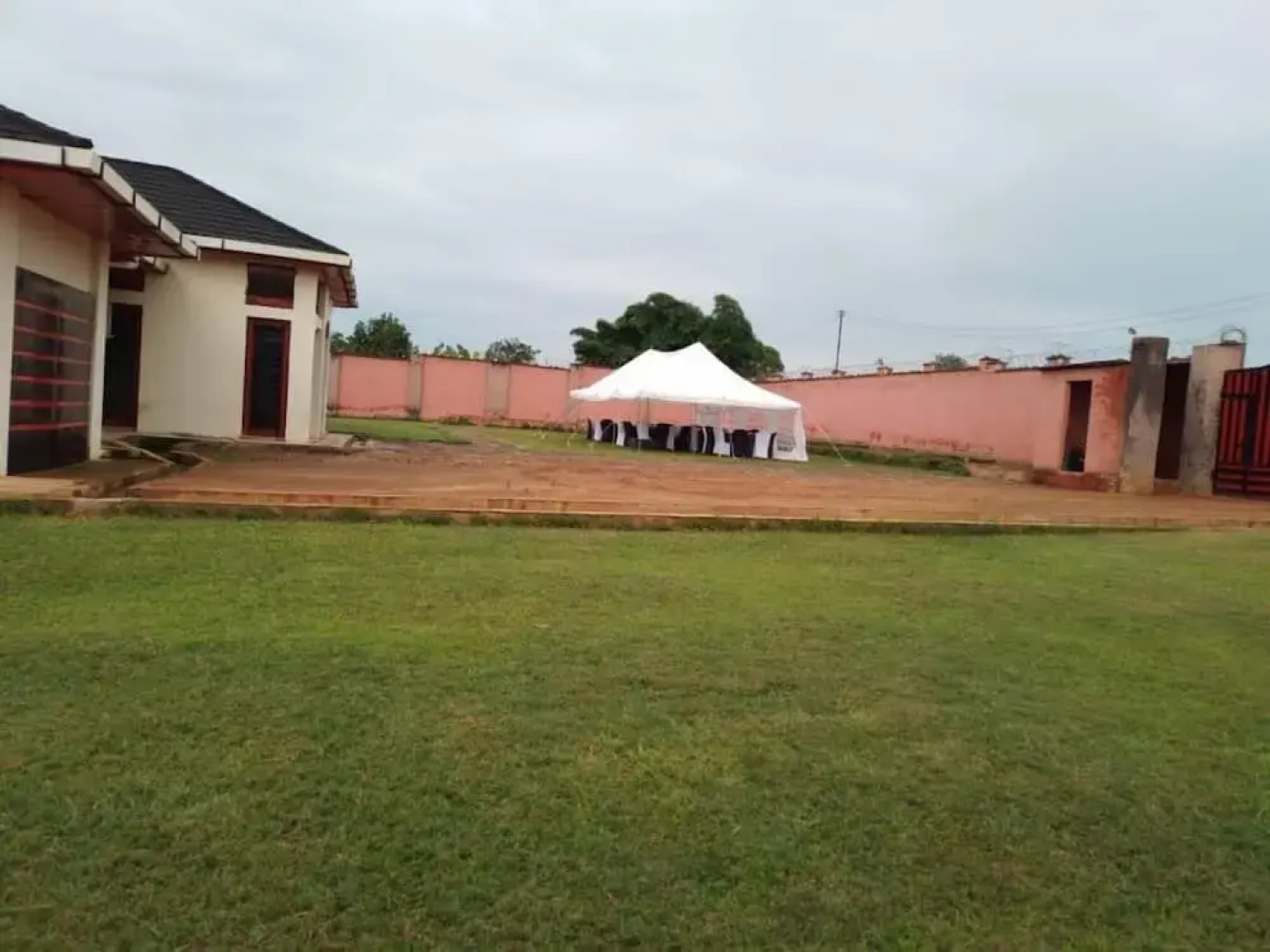 Villa Sleeps 10 With Garden