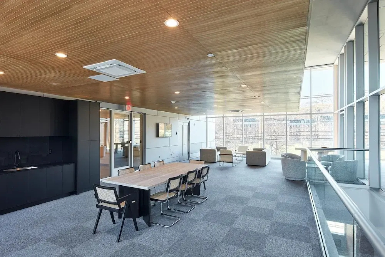 Airy 3 BR Flat w Shared Deck - gym - Mins to NYC