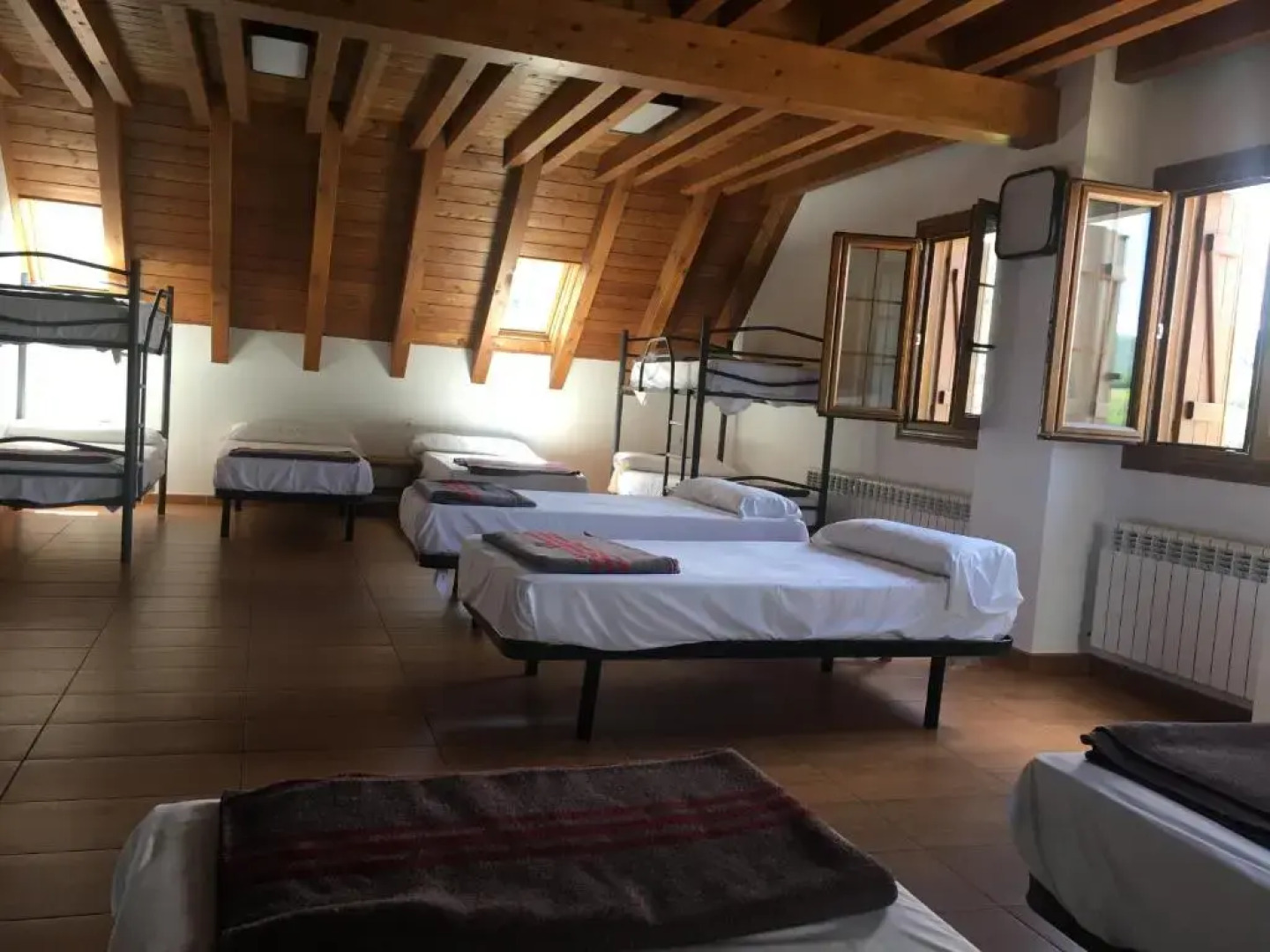 Hostal y Albergue Haizea - Hostel