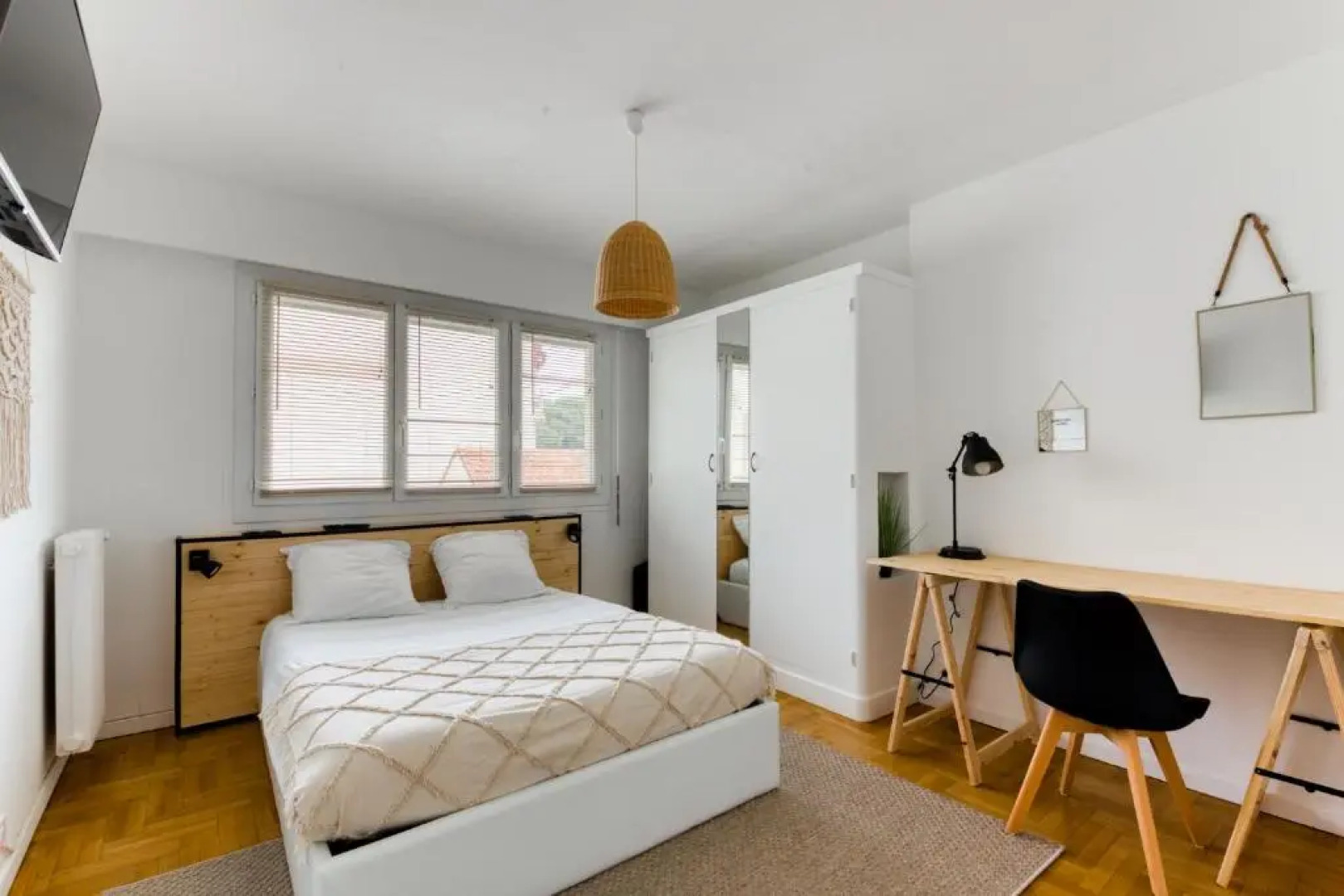 4P Modern & Secured Parking