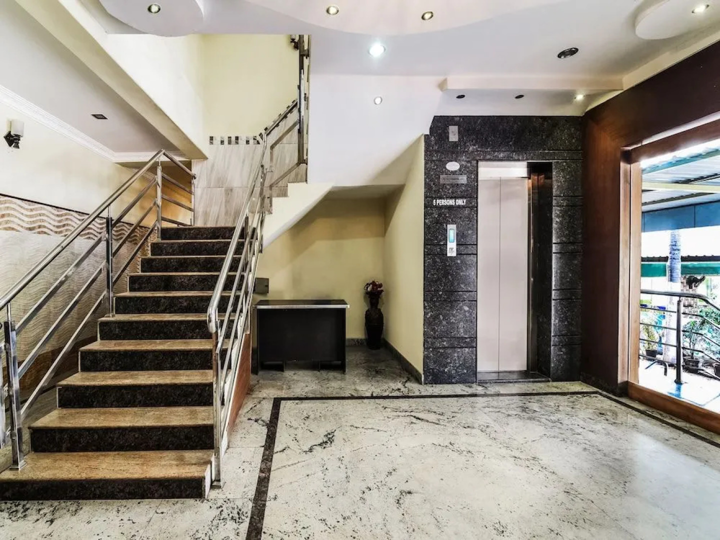 Oyo 33010 Hotel Mmr Towers