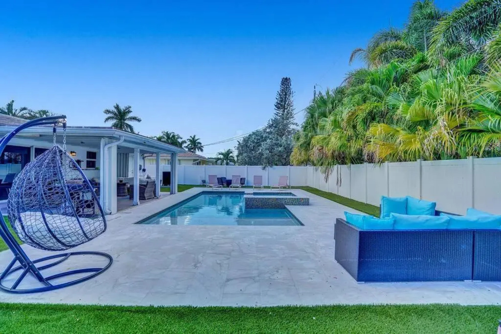 Stunning 4 Bedrm New Pool+Jacuzzi 1 Mile to Beach