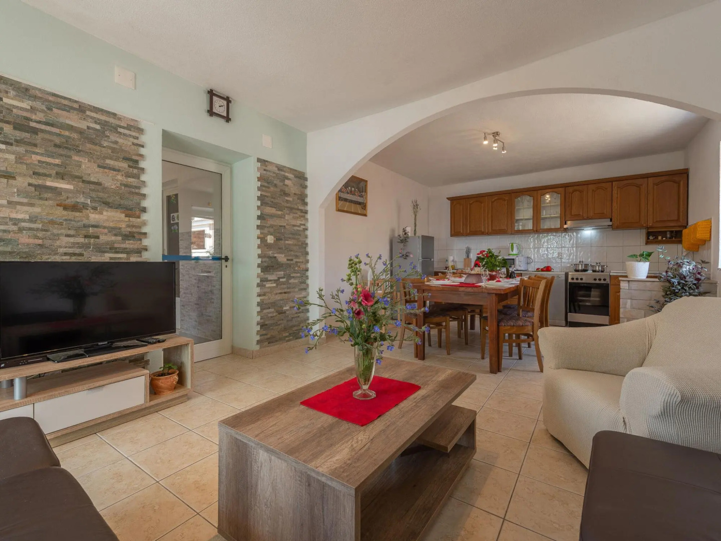 Beautiful Holiday Home in Lisicic