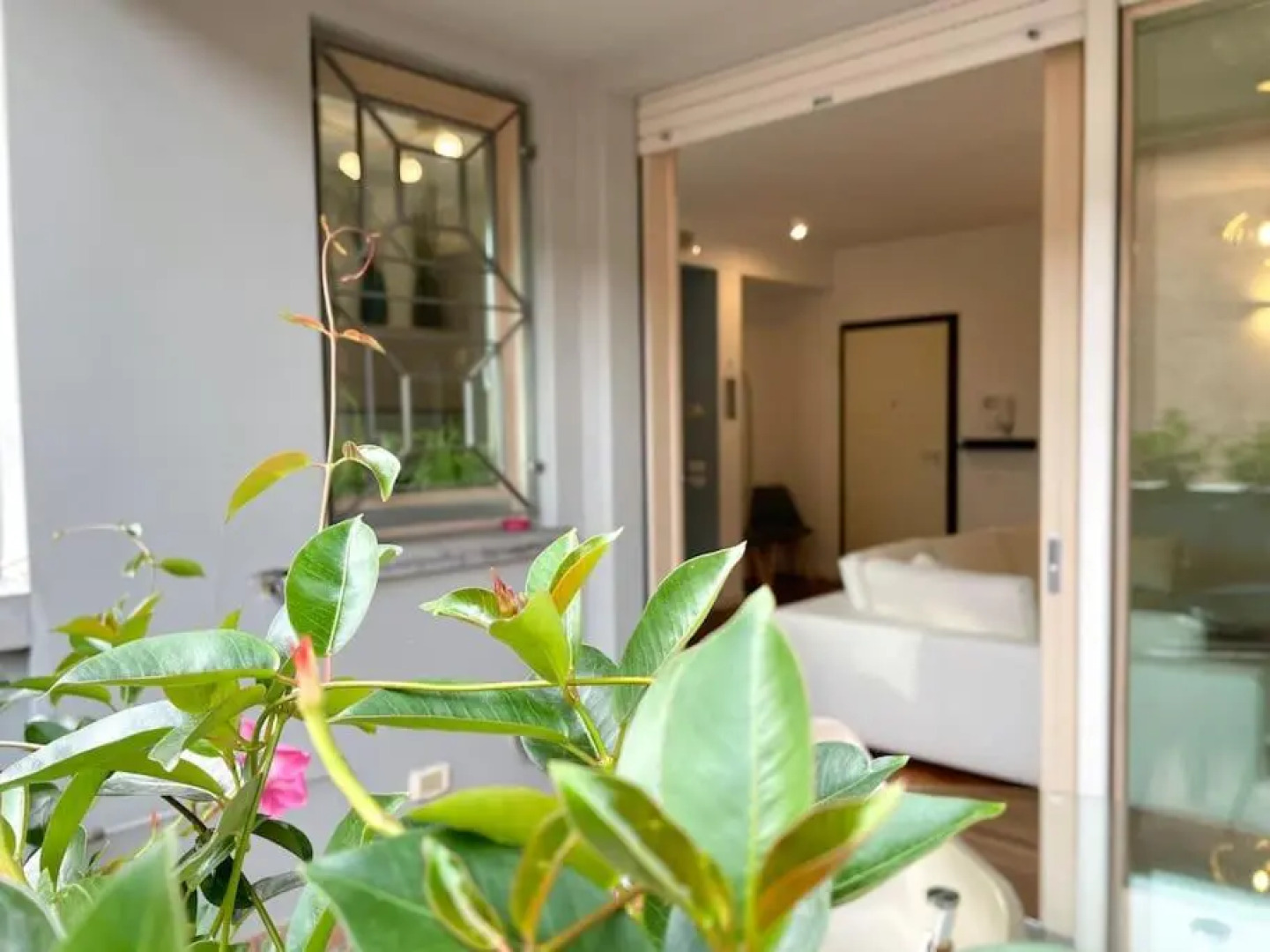 Chic Apartment - River View - Free Parking and WIFI