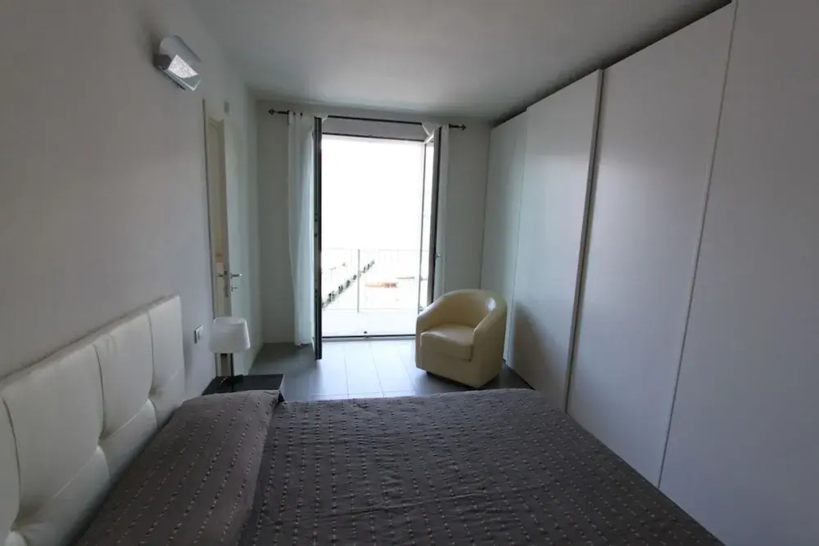 Luxury Apartment Front Lake View