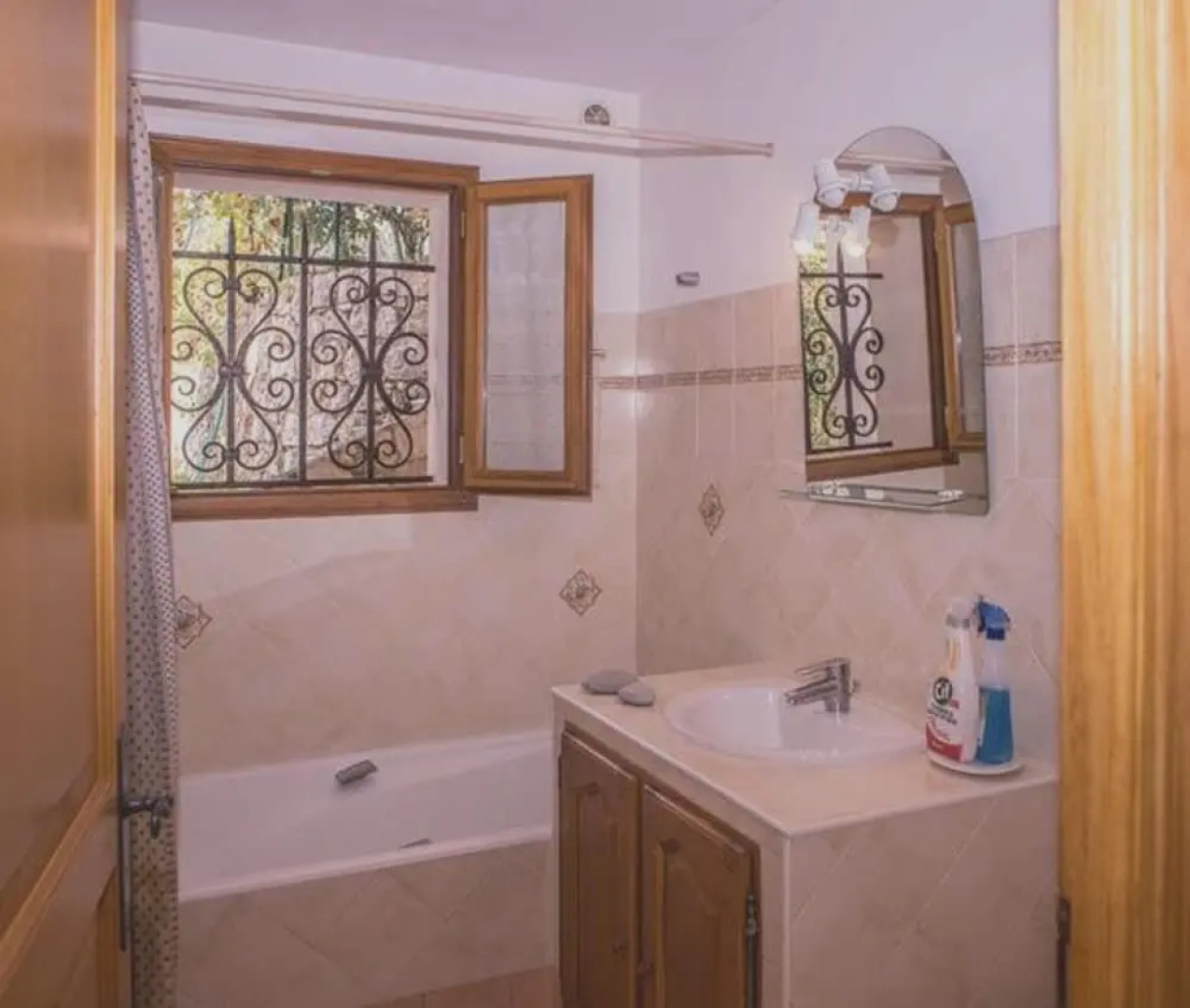 Apartment With one Bedroom in Le Bar-sur-loup, With Wonderful Mountain View, Enclosed Garden and Wifi