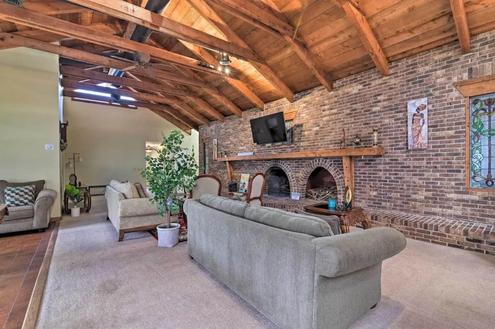 Grand Valrico Home w/ Deck, Fire Pit & Yard!