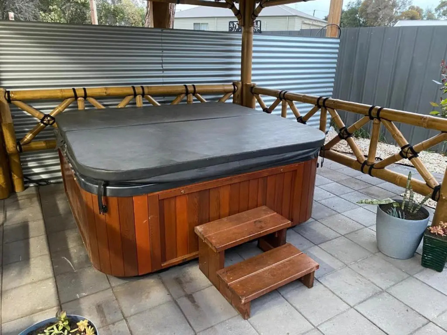 Investigator Beach Breeze Apartments U2