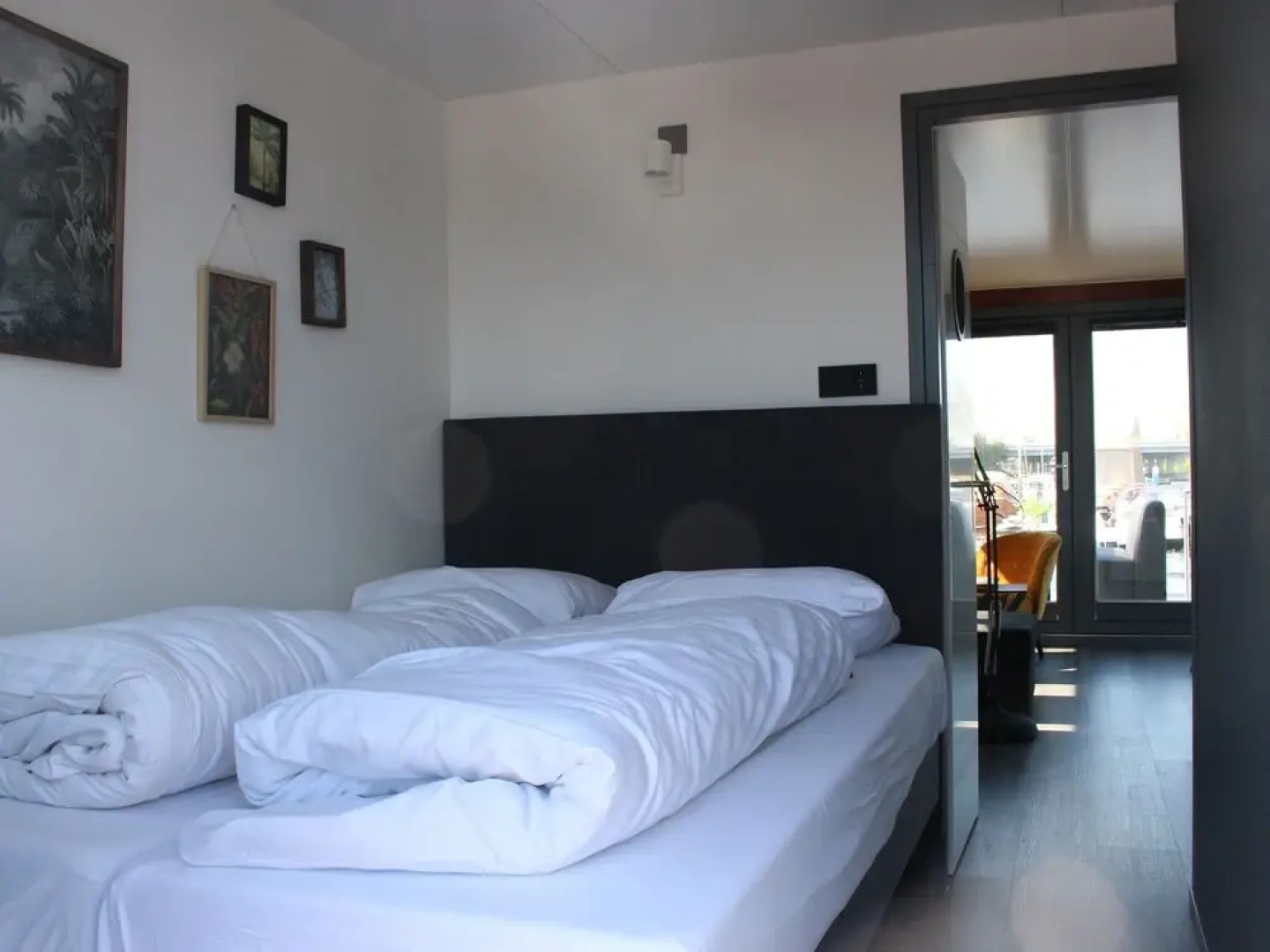 Cozy Houseboat at the Edge of the Marina