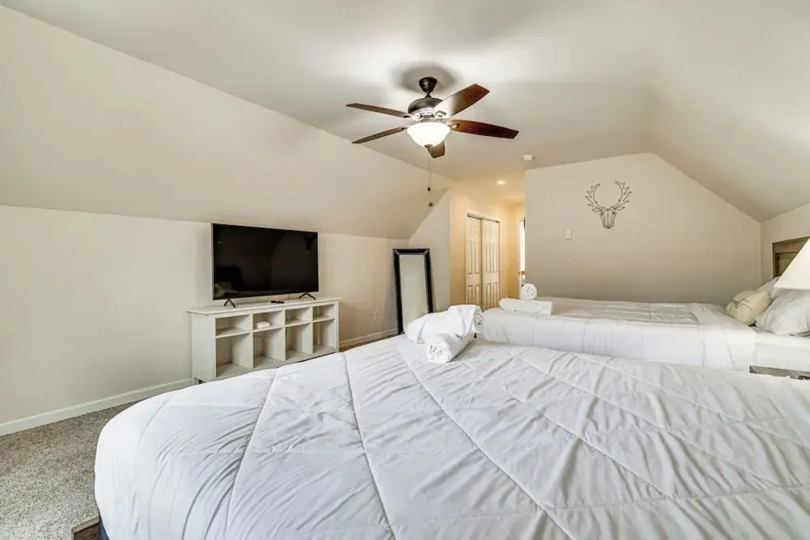 Hot Tub + Decks: Tree-lined Retreat in Pocono Lake