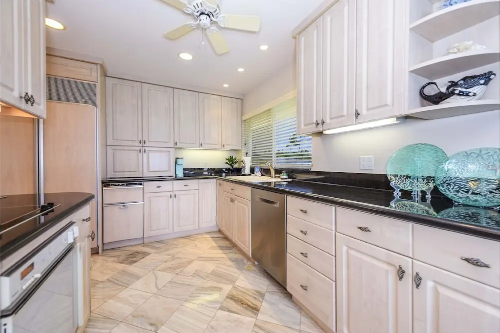 Noelani 401 OF 1 Bedroom, 2 Bath Condo by Redawning