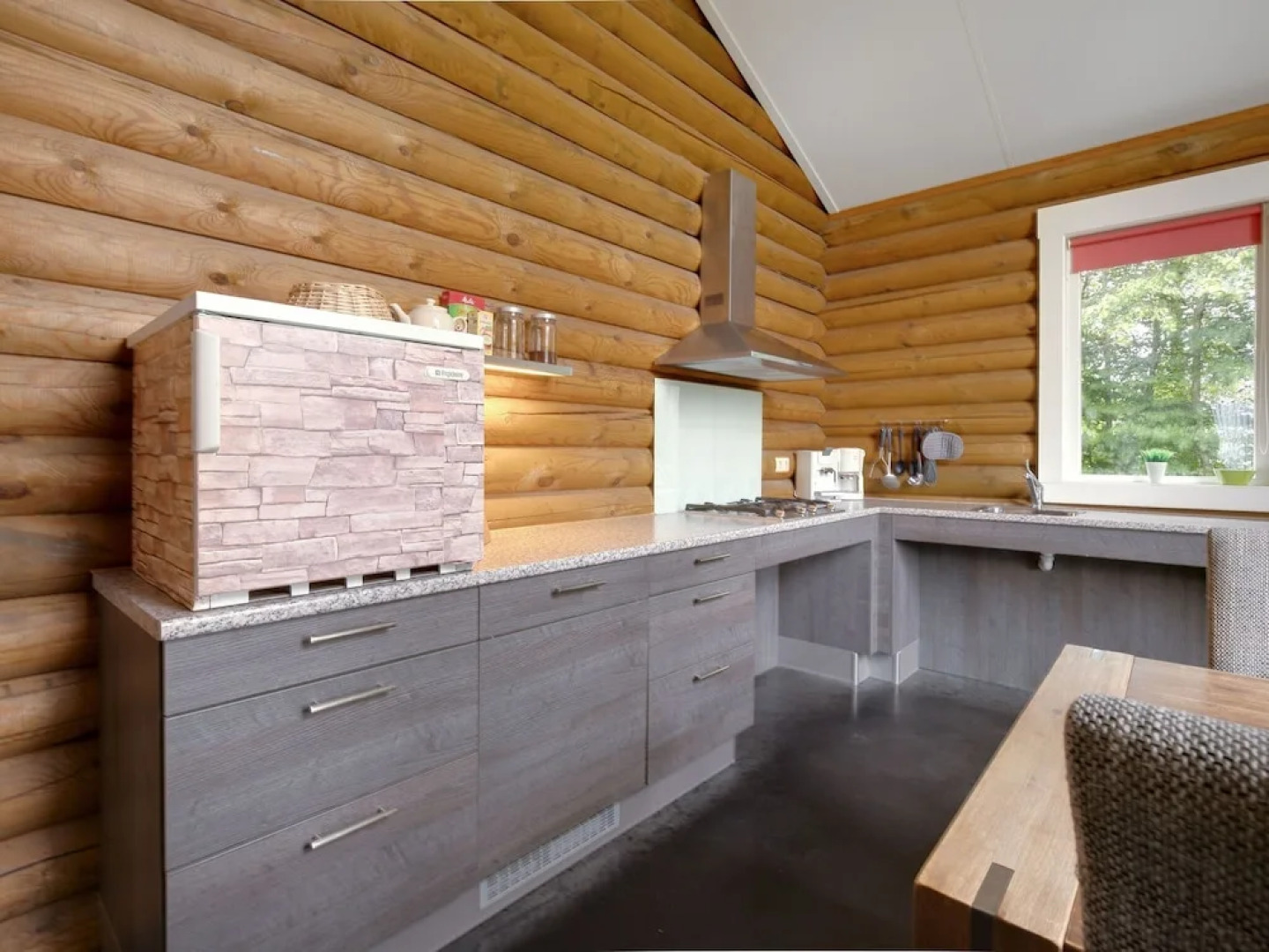 Holiday Bungalow with Sauna, Located on a Pond in Hoge Hexel