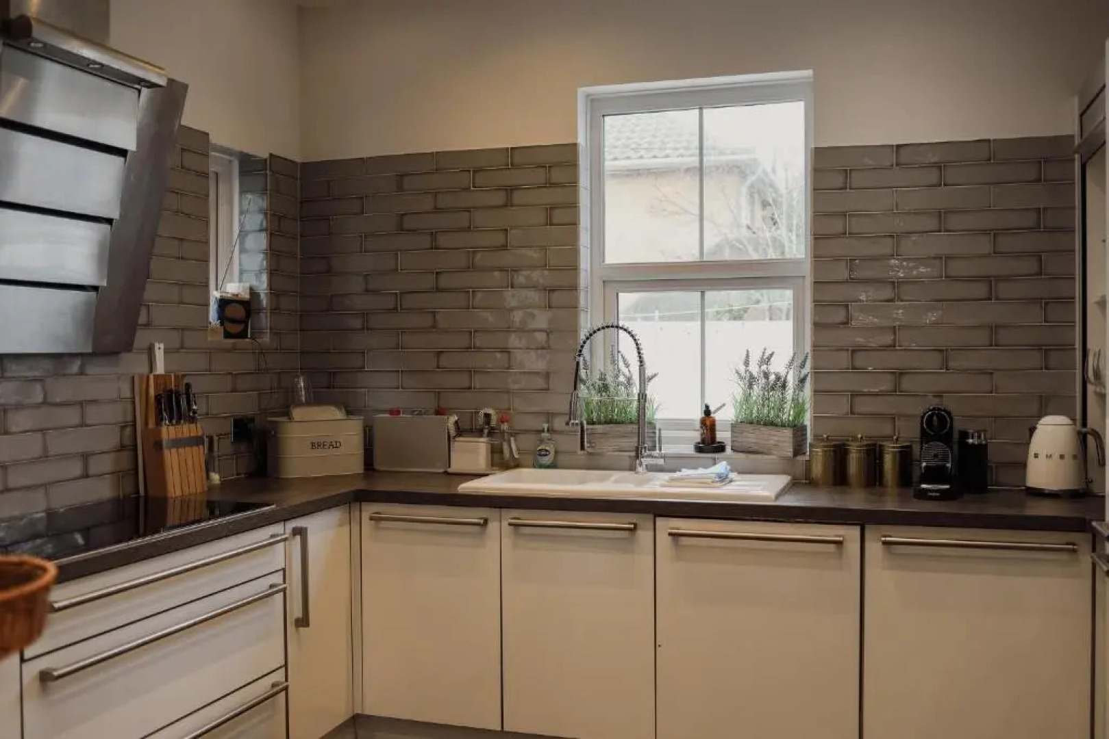 Beautiful Beach House with 4 Bedrooms and Hot-Tub