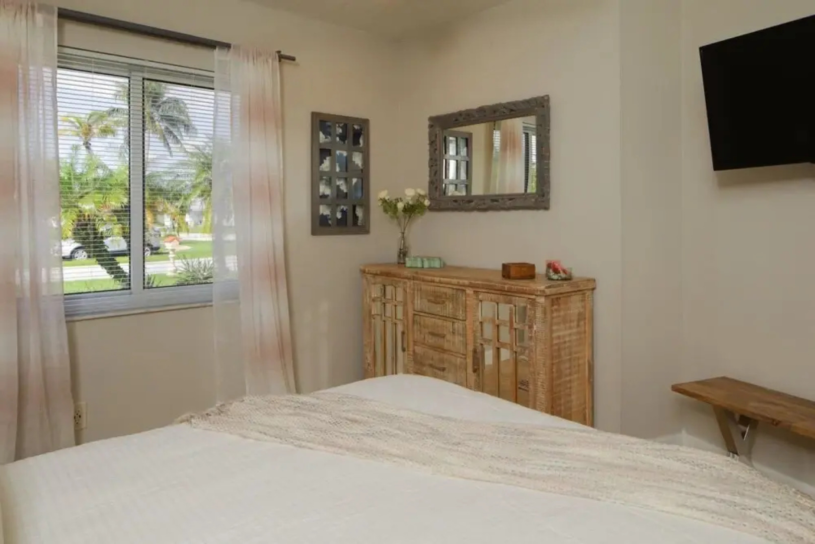 Golfview - Short Term Rental Certified by Weston. Private & Sanitized, Perfect for Social Distancing & Working From Home. Self Check-in. Private Pool, Pet Friendly. Super-host Support