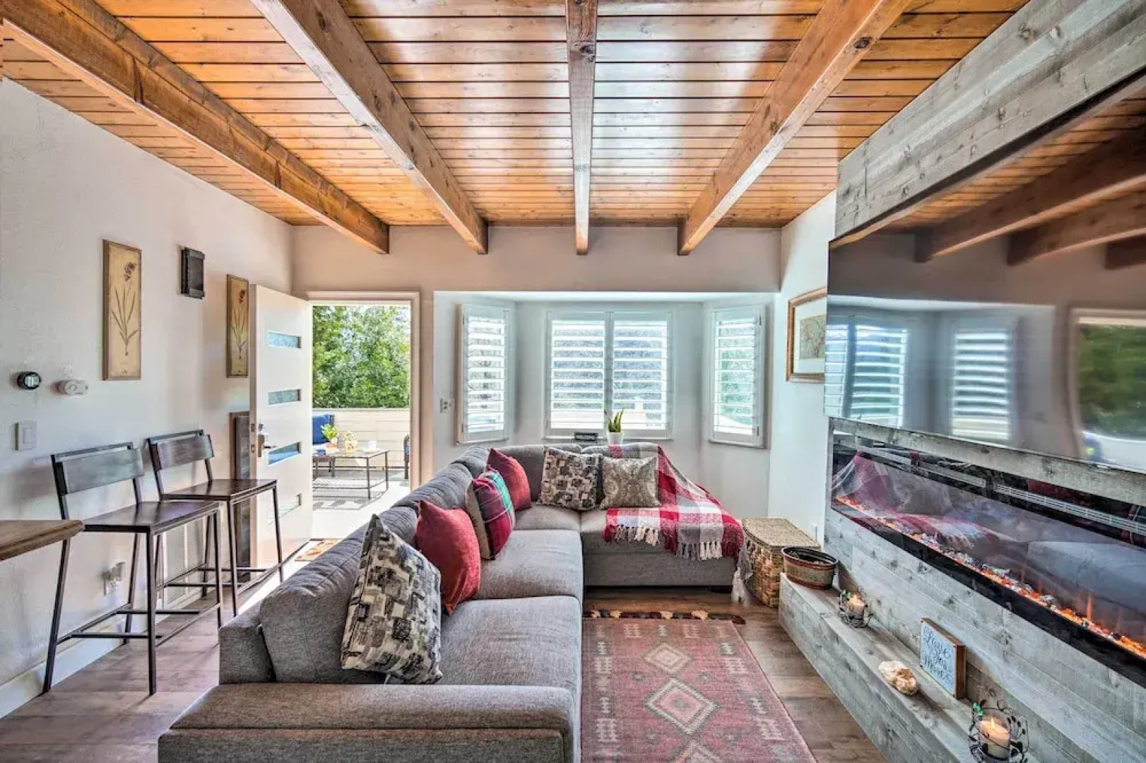 Crestline Cabin w/ Deck: 1 Mi to Lake Gregory