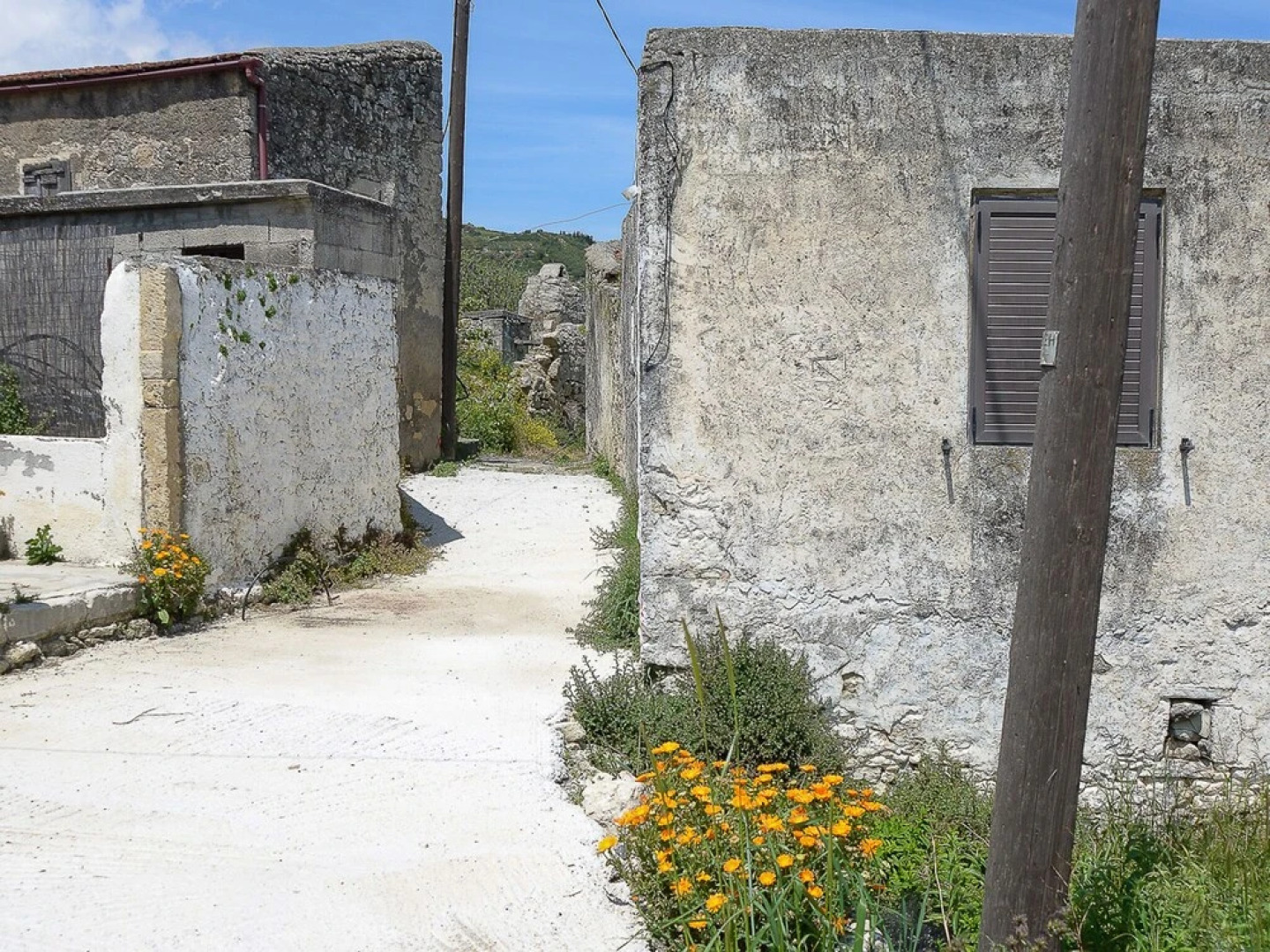 "sifakis Gorgeous Stone House"