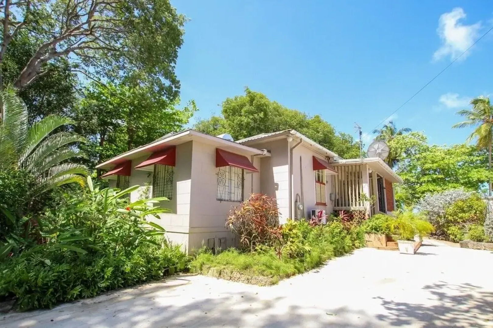 Beachfront Classic 3-bed House - Whitecaps by BSL Rentals