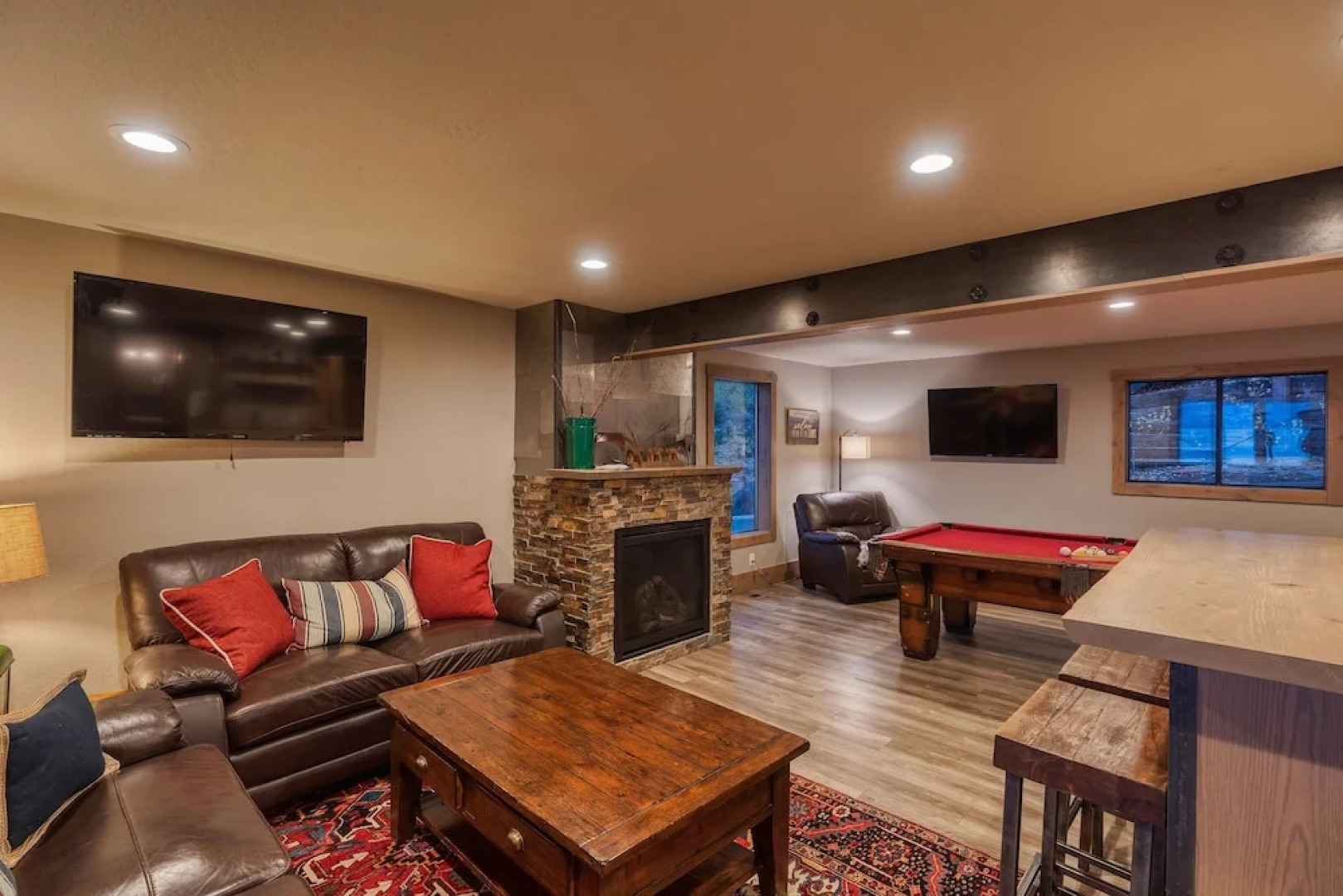 5BR 4BA Lake View Cabin by RedAwning