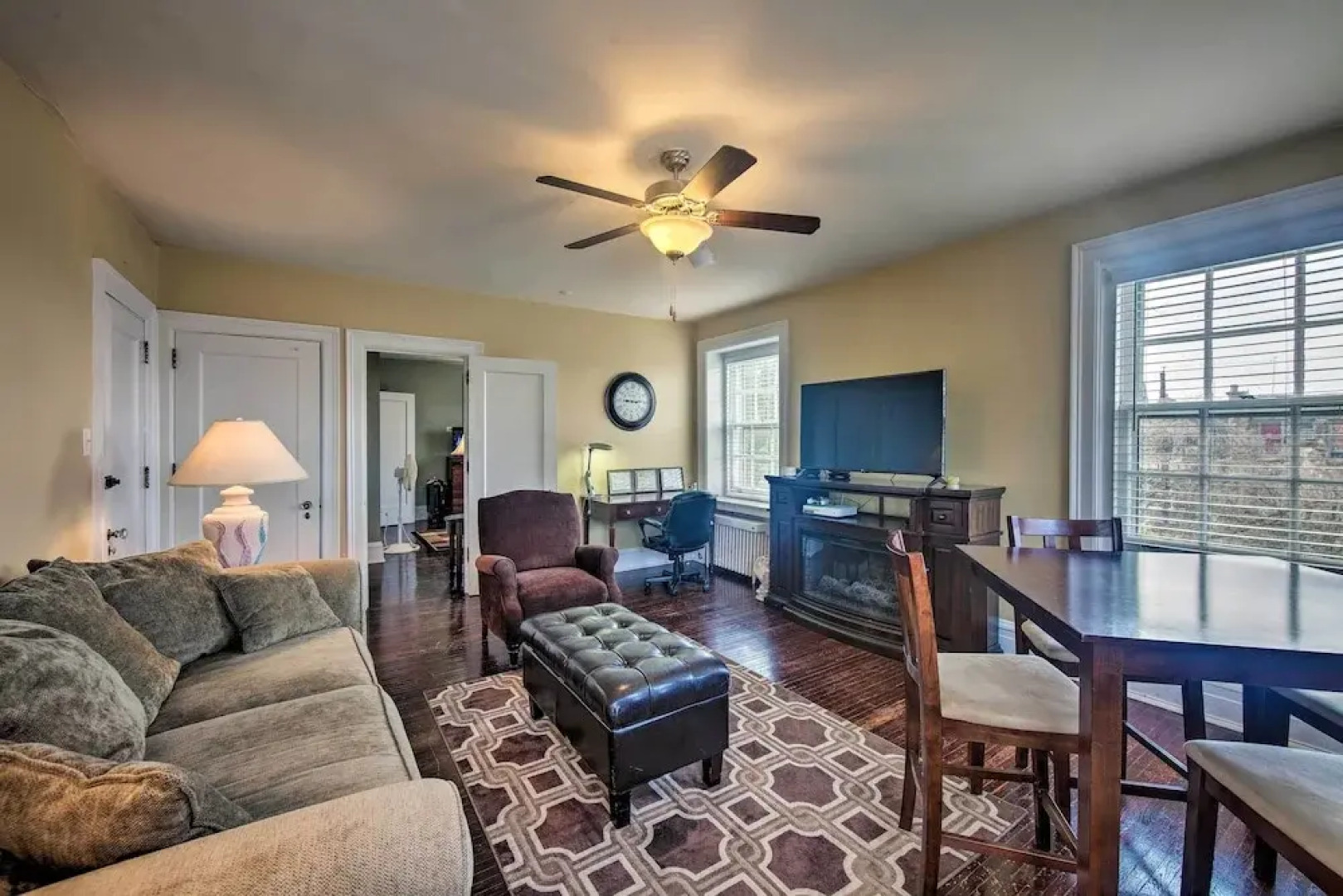 Walk to Shops, Dining & City Park: Reading Apt