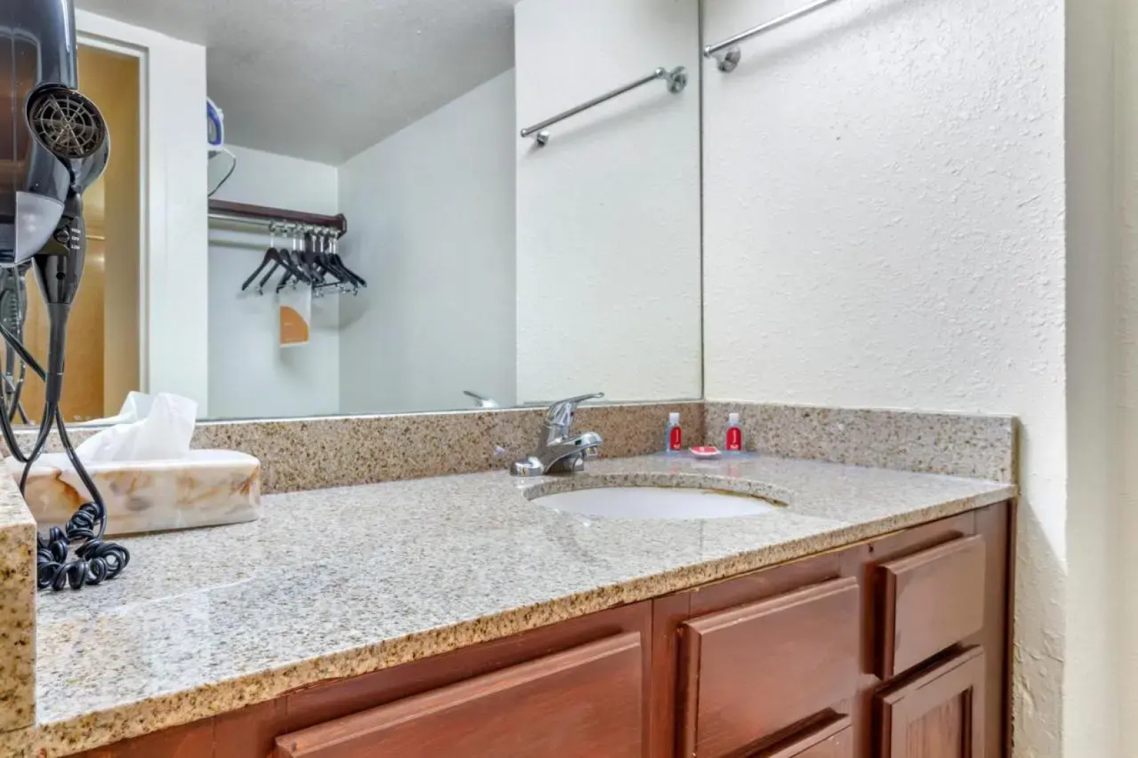 Days Inn and Suites - Tyler