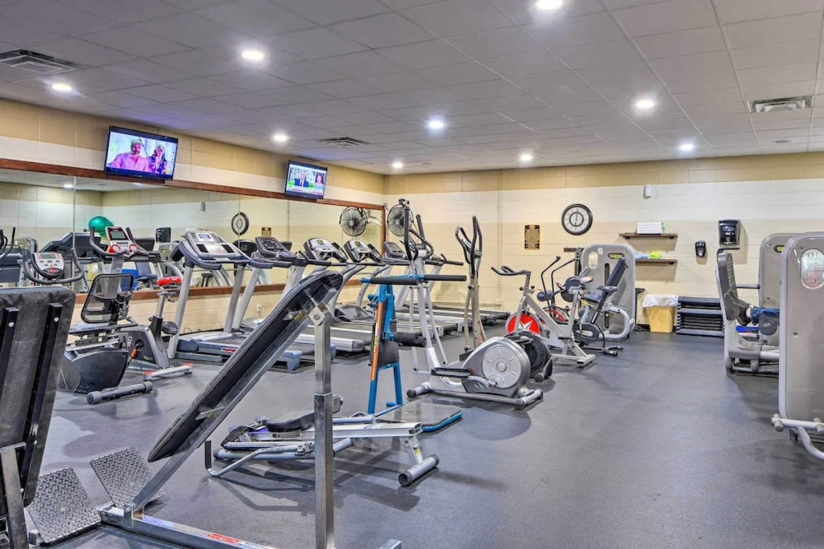 Deck & Private Hot Tub: Cabin in Ellijay!