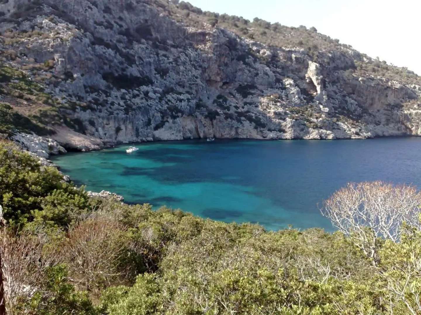 Faros Luxury Suites & Restaurant