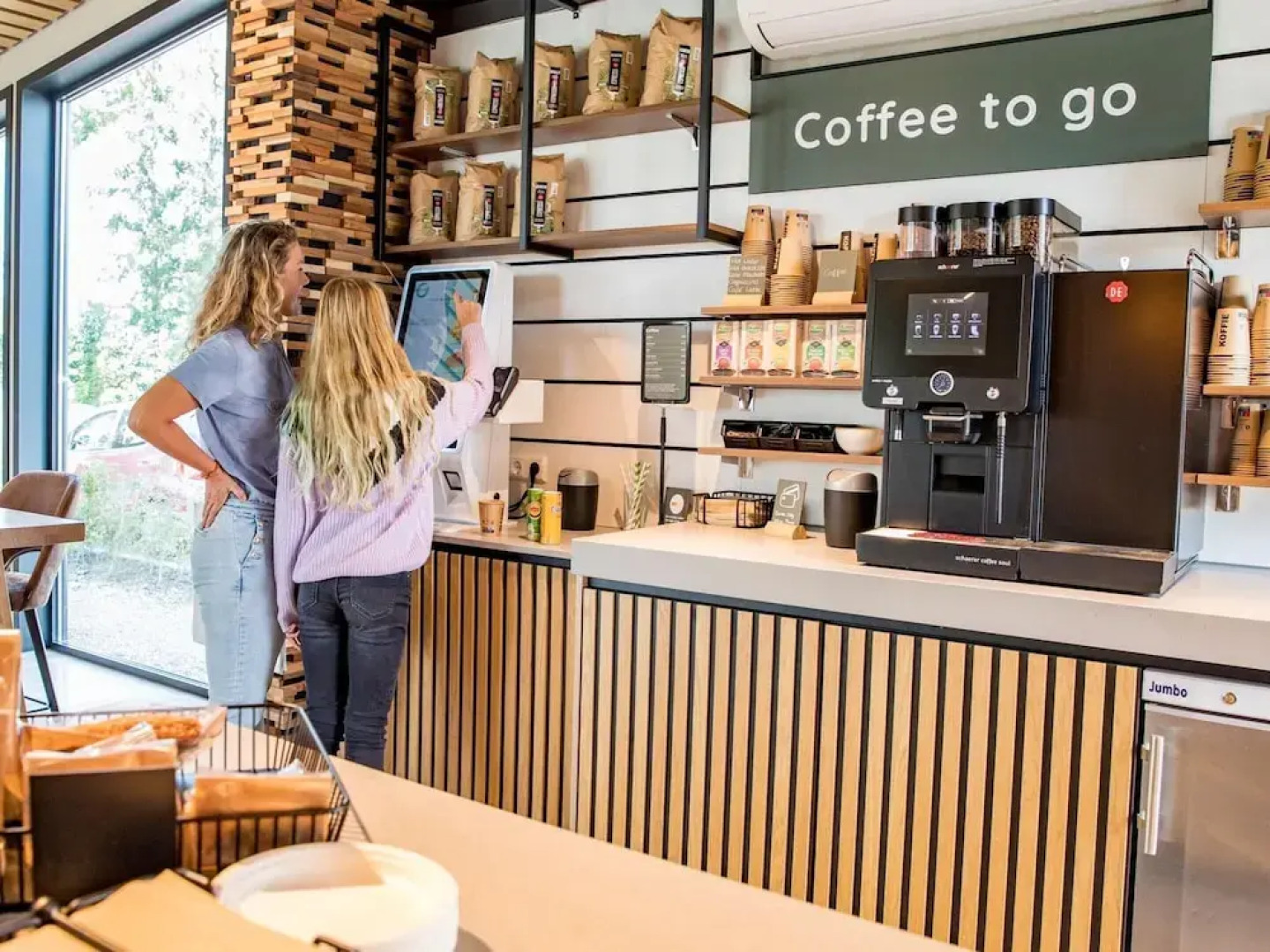 Comfy Lodge with Microwave near Markermeer