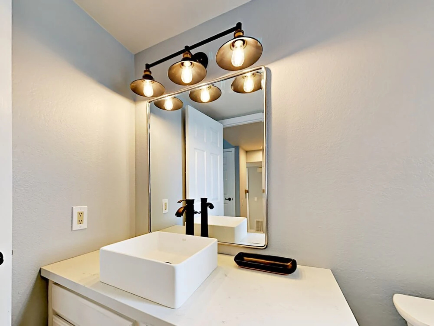 2311 Victoria Avenue Home 3 Bedrooms 2.5 Bathrooms Home