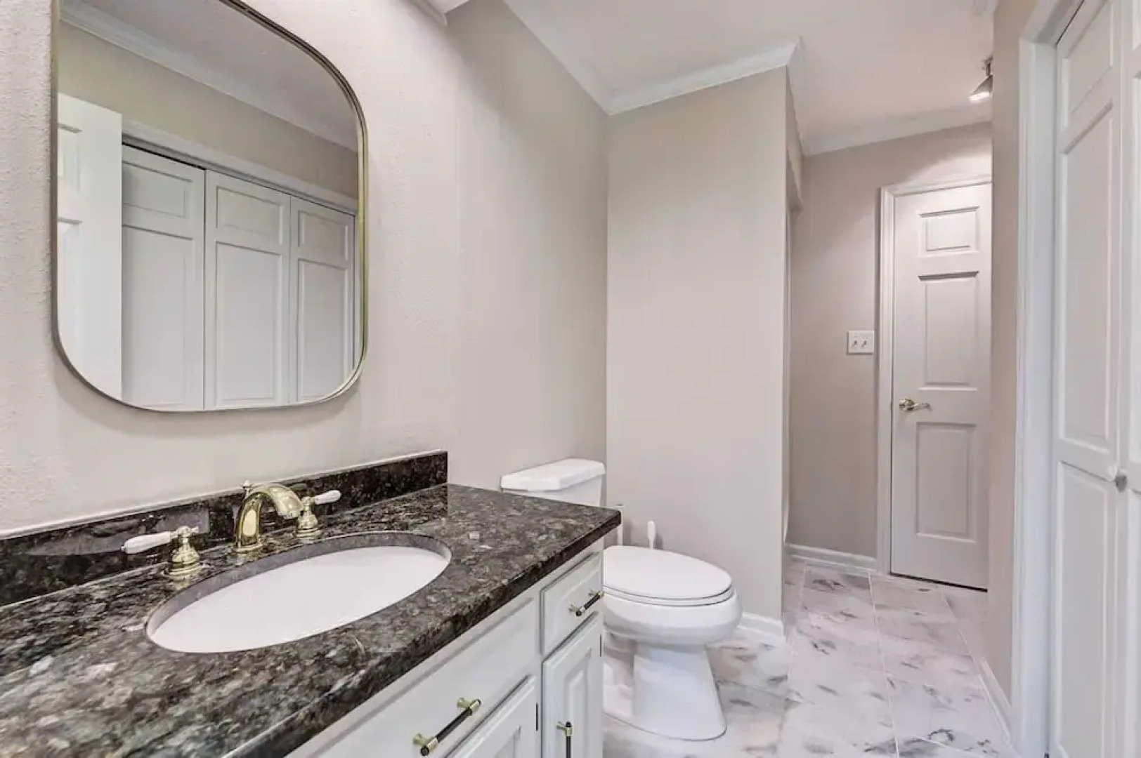 Lakefront Home Private Dock, Tiki Bar, Firepit Shore to Please by Avantstay