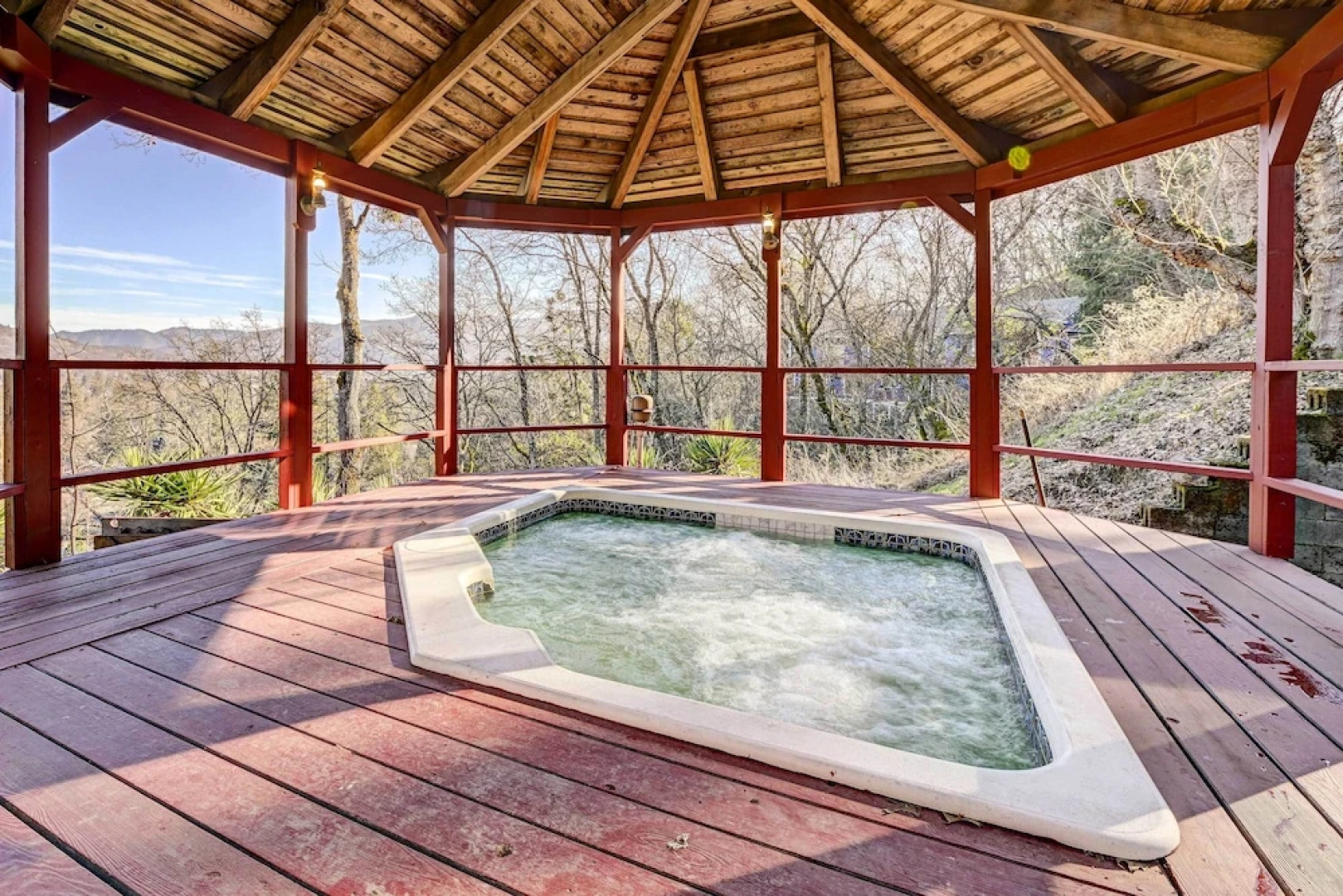 Pet-friendly Grants Pass Home w/ Hot Tub!