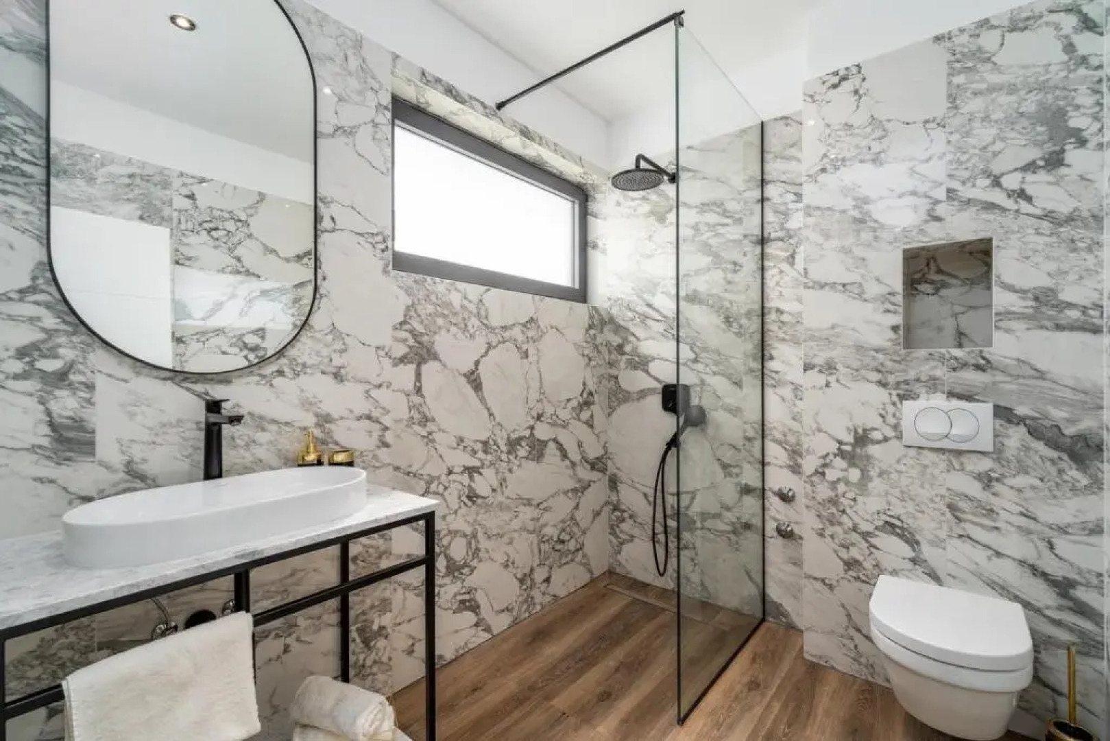 NEW! Villa Lady Maris with heated private pool, 5 en-suite bedrooms, 70m from beach