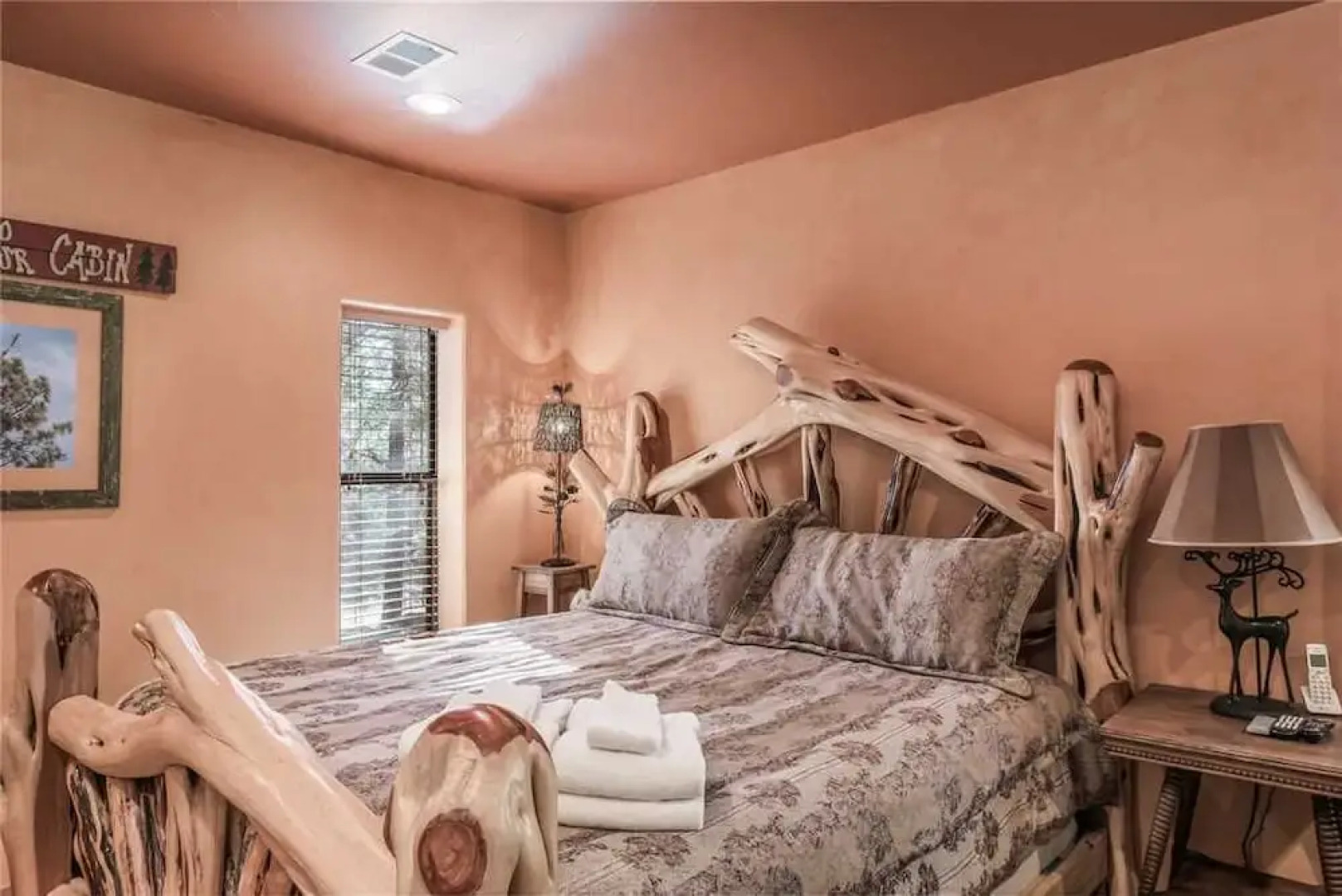 Bear Foot Lodge - Two Bedroom Cabin with Hot Tub