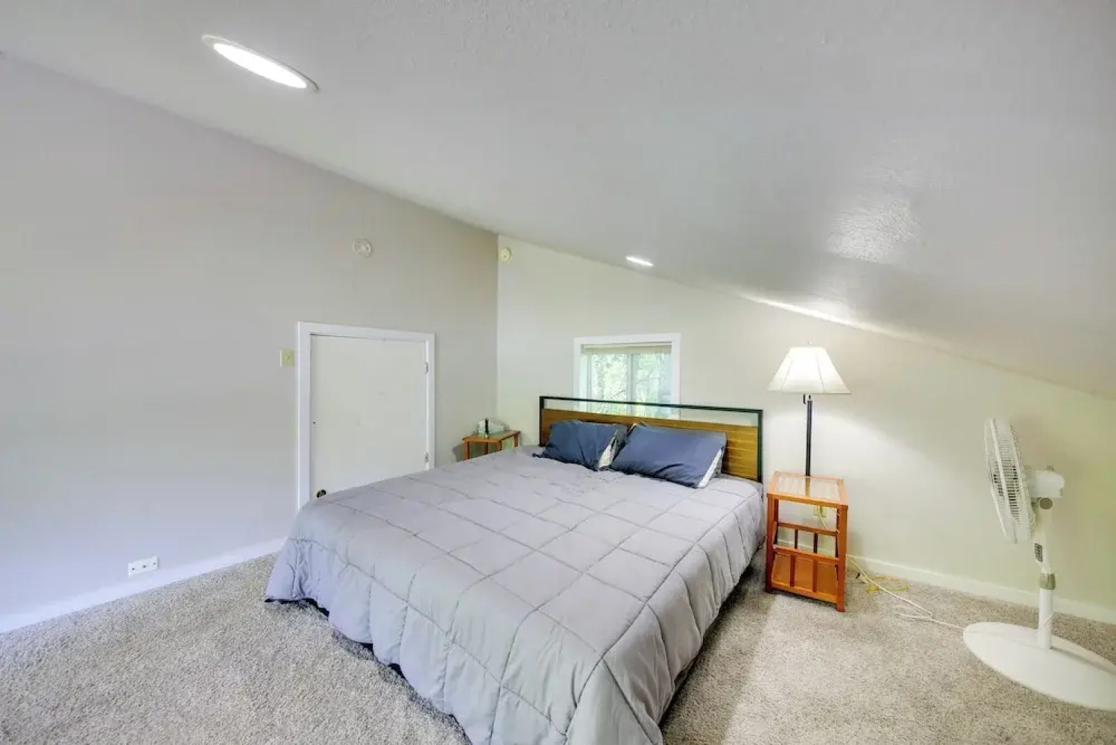 ~14 Mi to Schweitzer Mtn: Lakefront Home