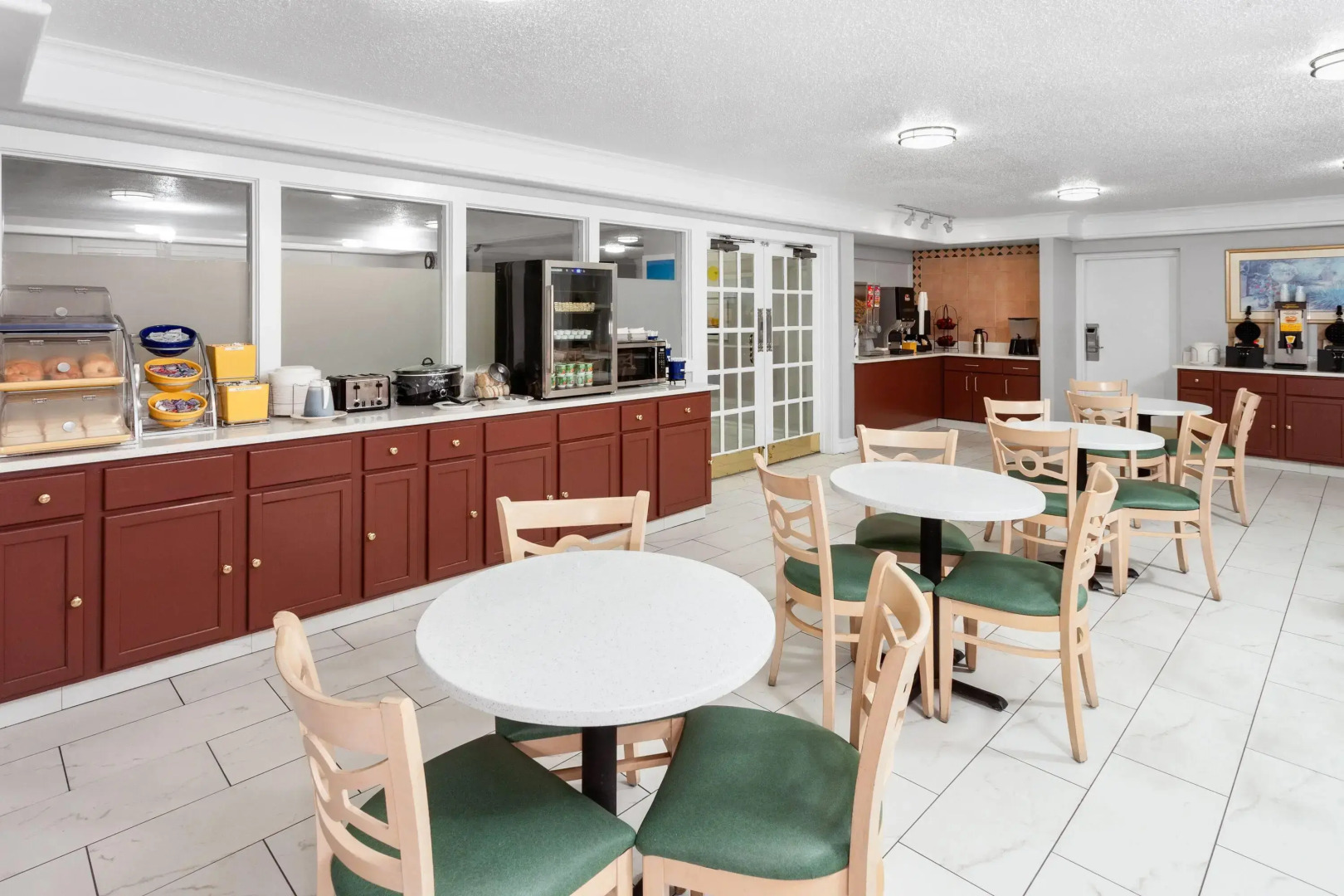 Days Inn & Suites by Wyndham Arlington Heights