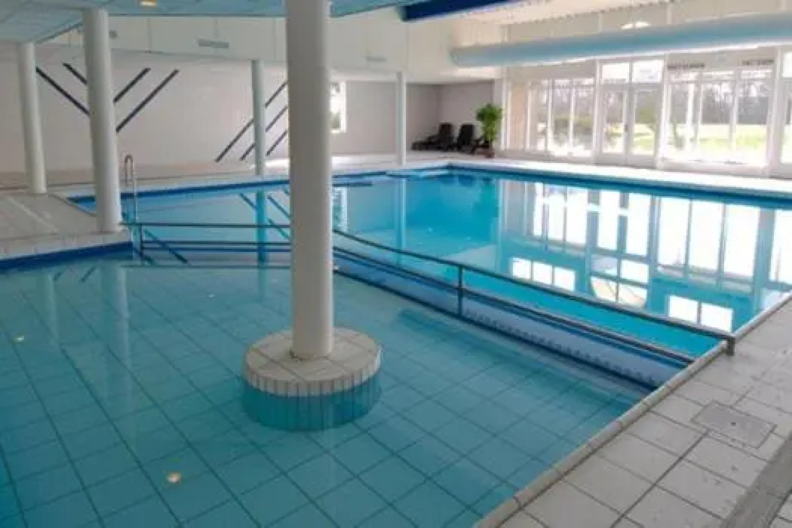 Appartementen STRANDHUYS en DE VUURTOREN - Resort Amelander Kaap met Terras en Gratis Verwarmd Binnen ZWEMBAD