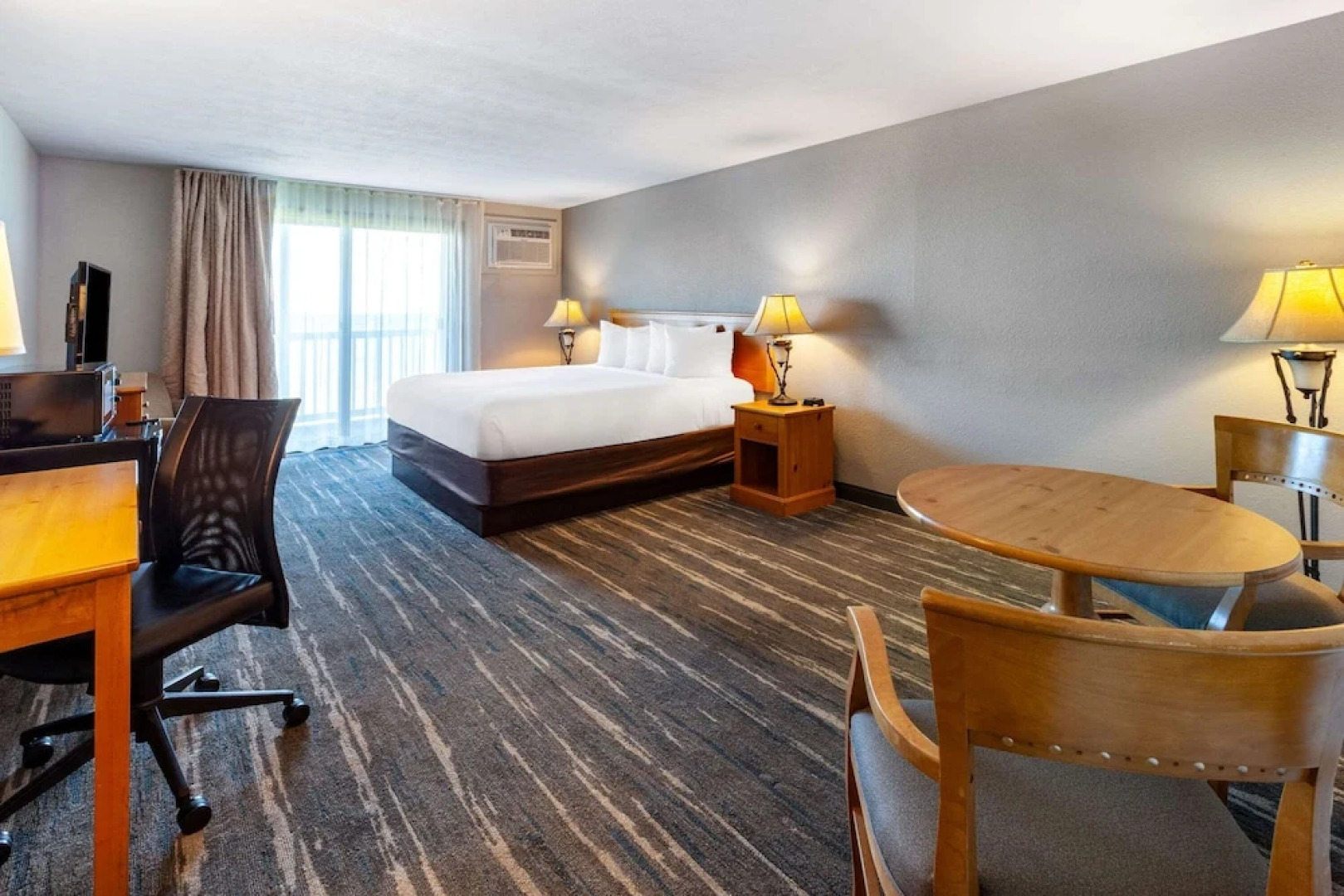 Baymont Inn & Suites St. Ignace Lakefront