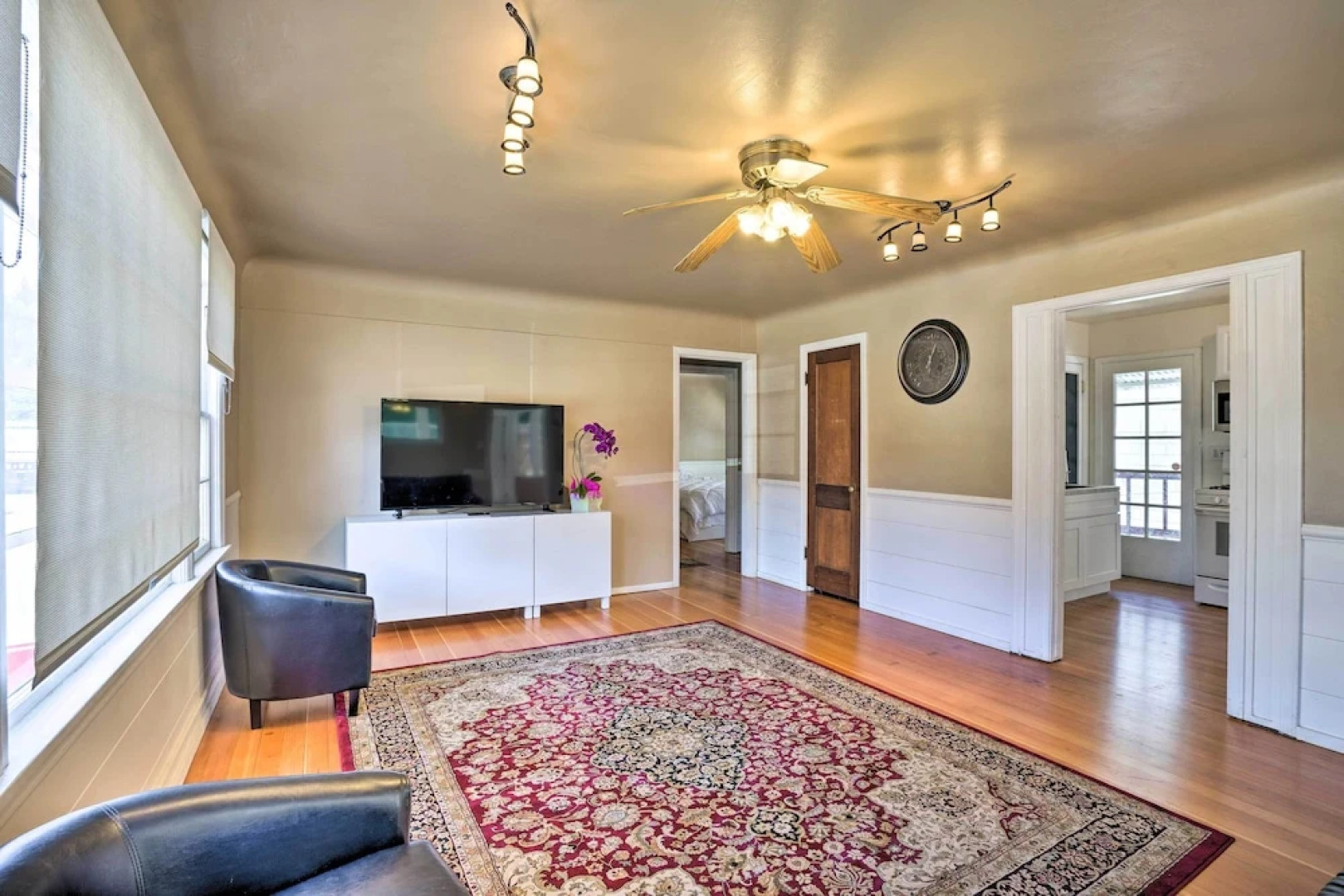 \sun-dappled Retreat: Walk to Restaurants!