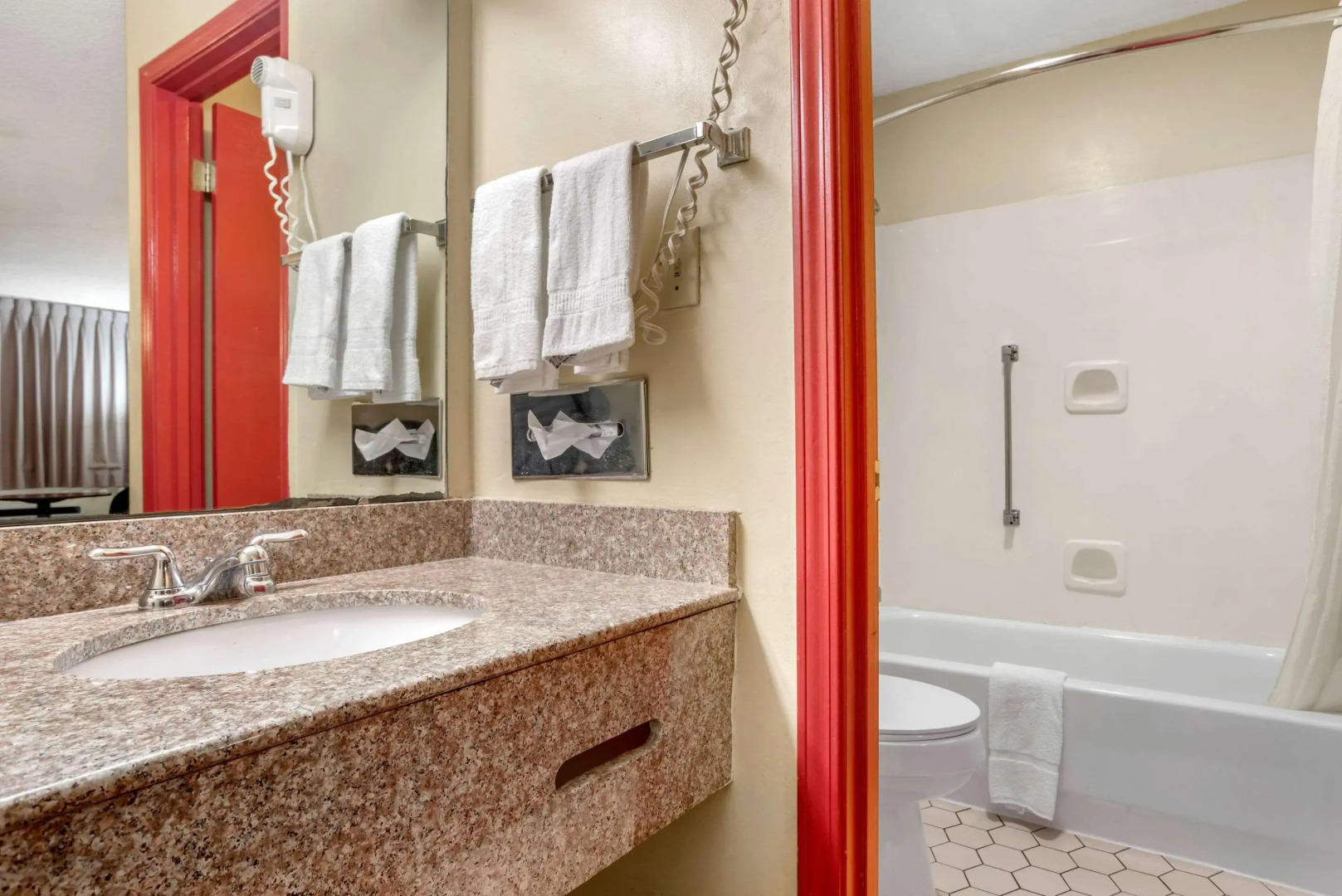 Econo Lodge Inn & Suites Forest