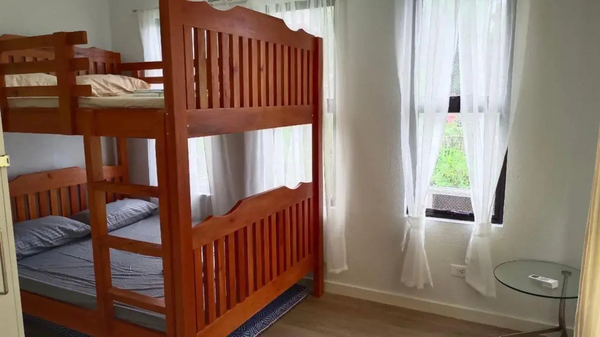 40' TV Karen' House Tagaytay